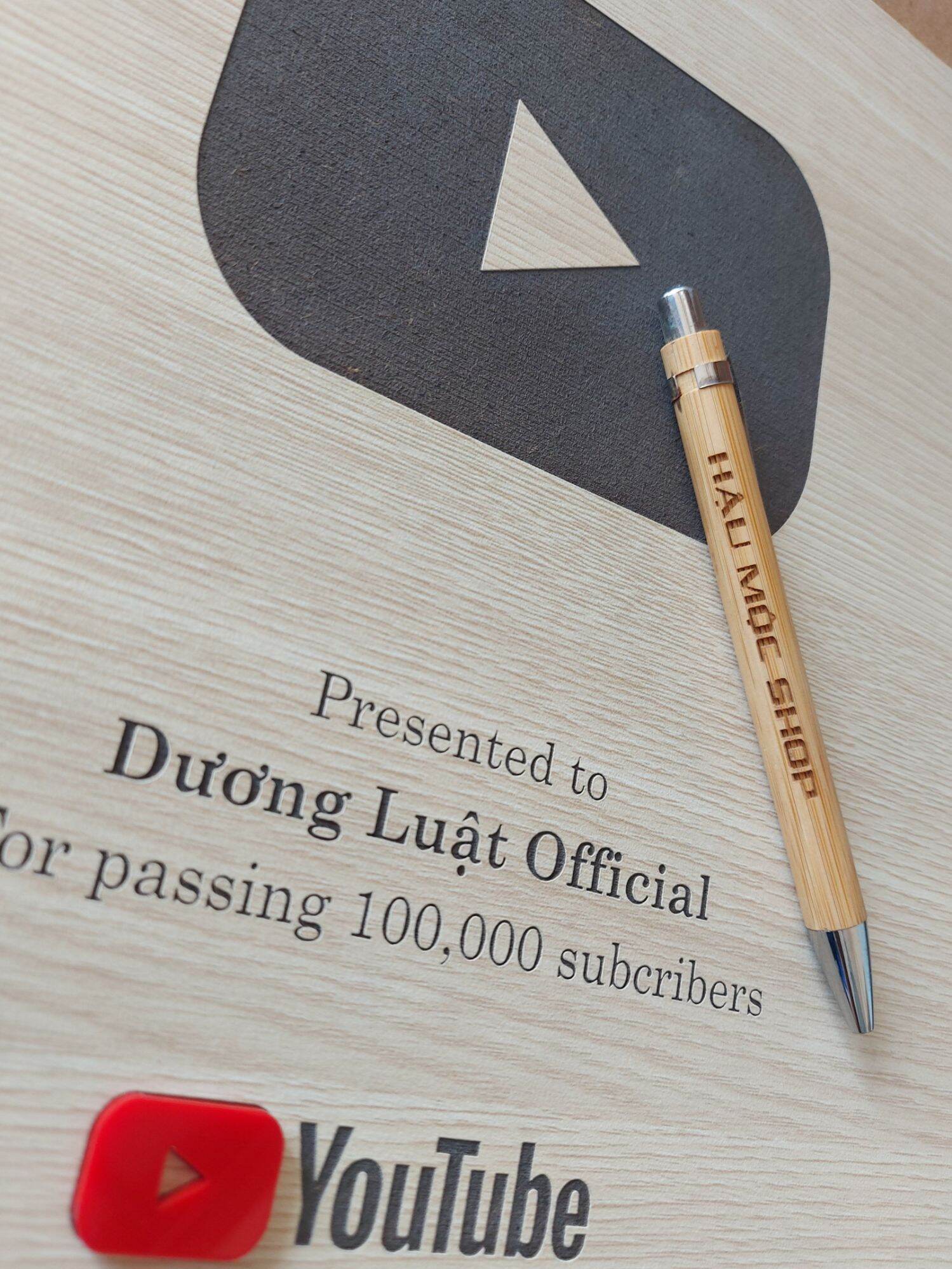 Nút bạc Youtube gỗ