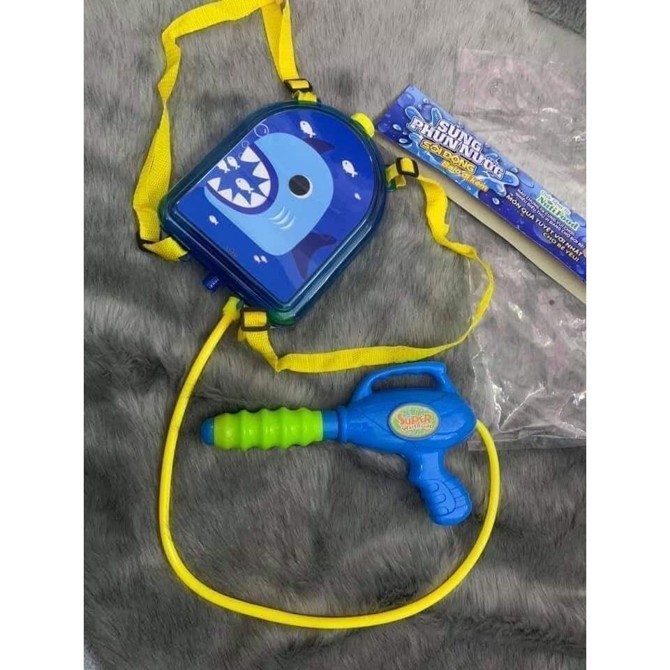 Súng nước có thêm 1 ba lô đeo lưng dữ trữ nước giúp bé bắn được lâu hơn