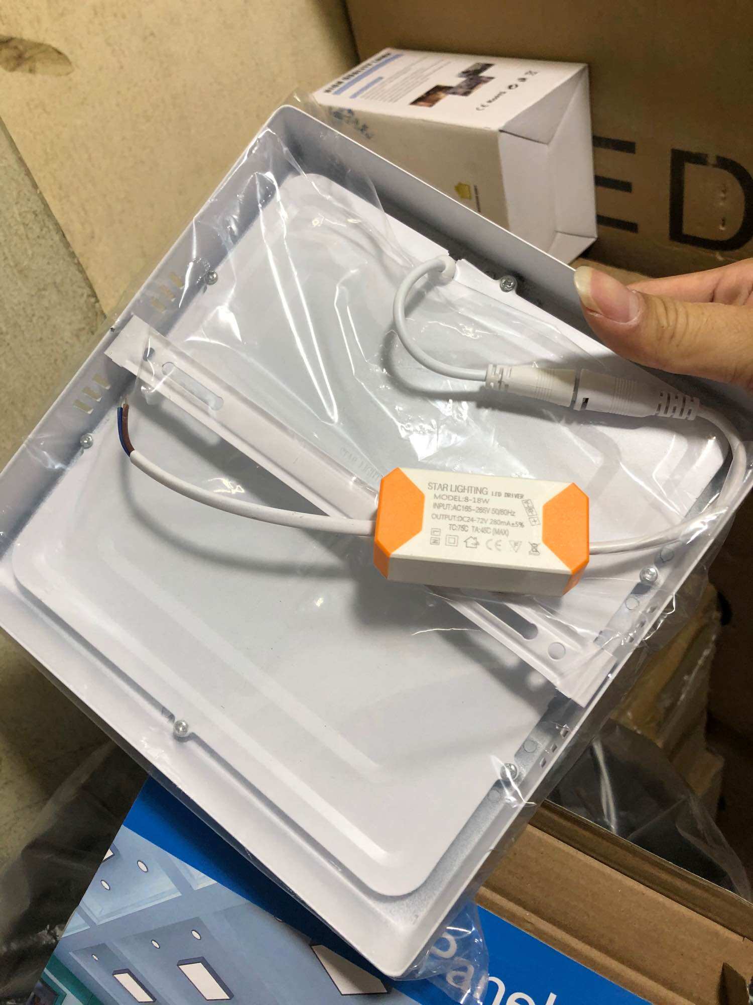 ĐÈN LED NỔI ỐP TRẦN TRÒN, VUÔNG 18W