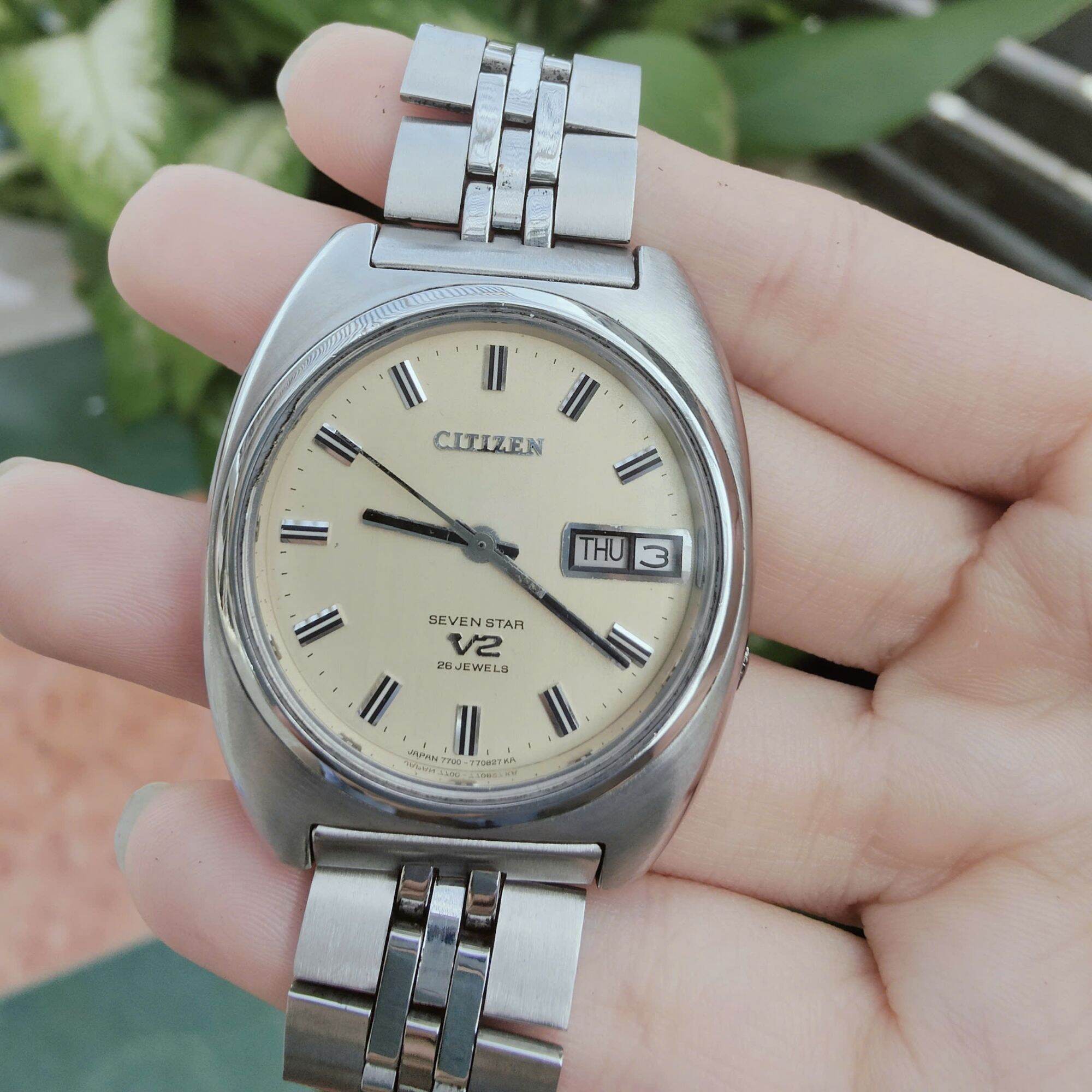 Đồng hồ Nam thương hiệu Citizen V2 Automatic, size mặt 37 * 42, 2 lịch ok, kính mẻ nhẹ góc 10h nhìn kĩ mới thấy còn lại ok, máy chạy chuẩn. Size to mà giá chưa tới 1tr