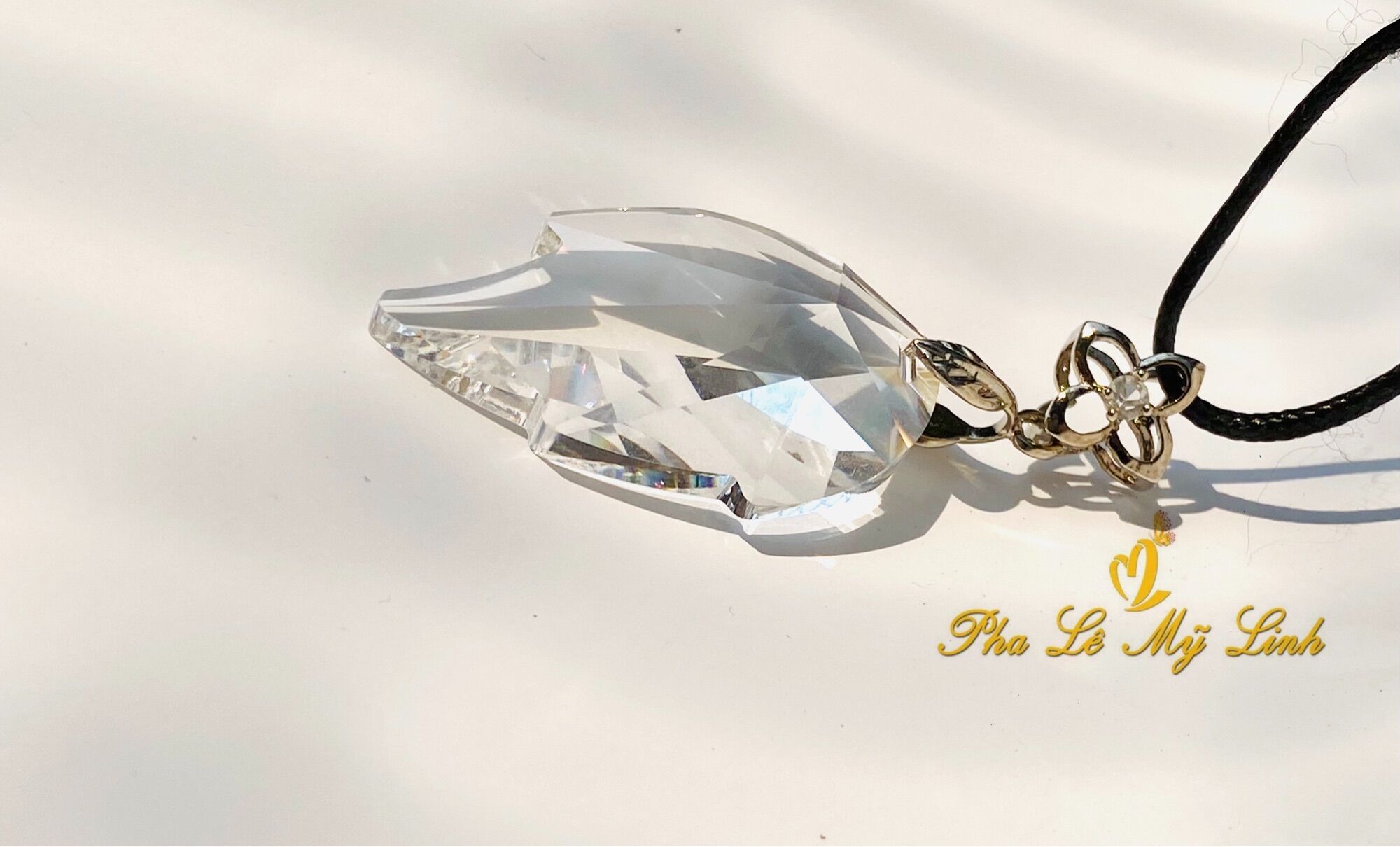 Mặt dây pha lê Swarovski chiếc lá (tặng dây đeo và kẹp mặt dây)