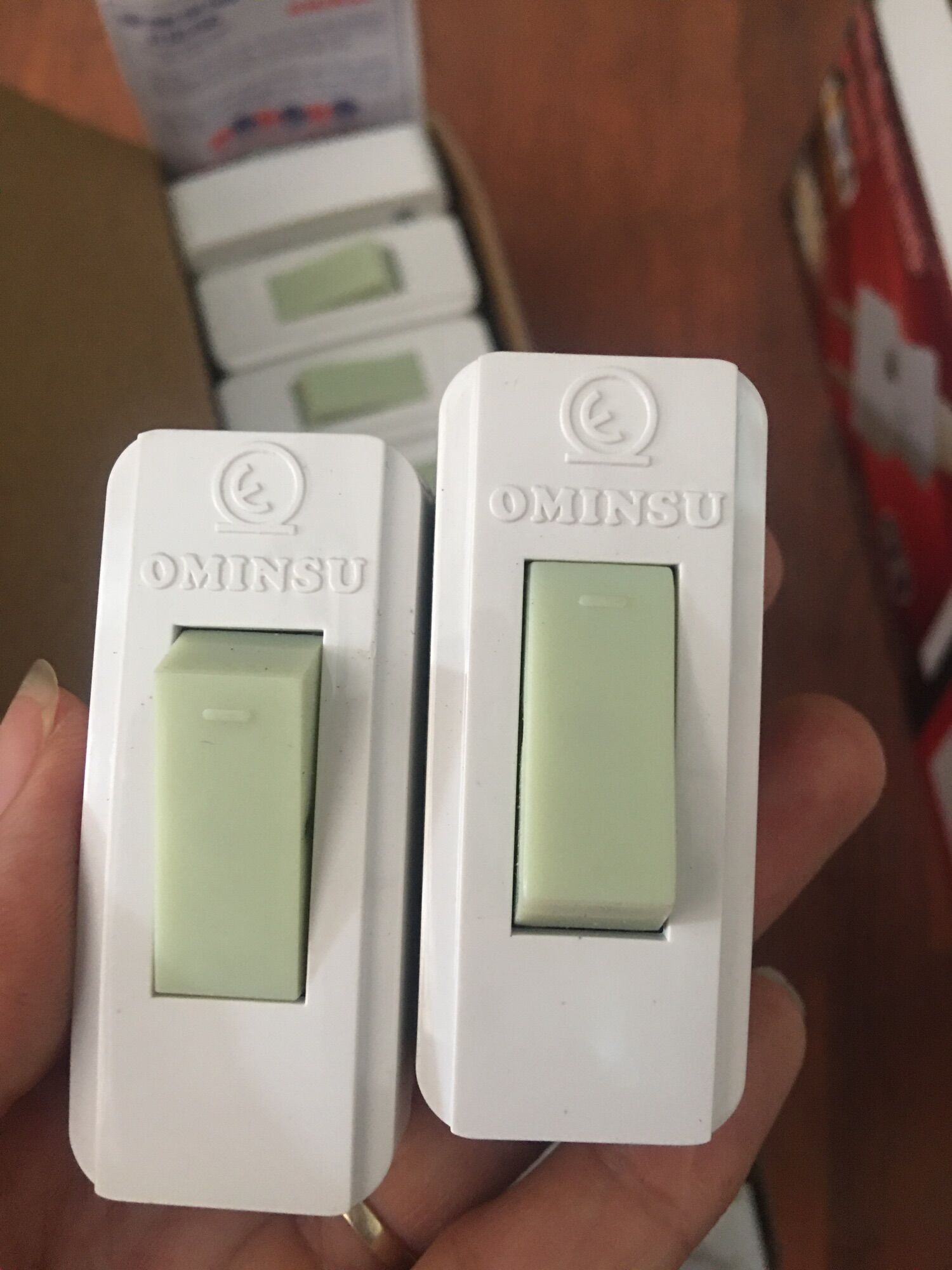 Công tắc quả nhót tay bật dạ quang -ominsu