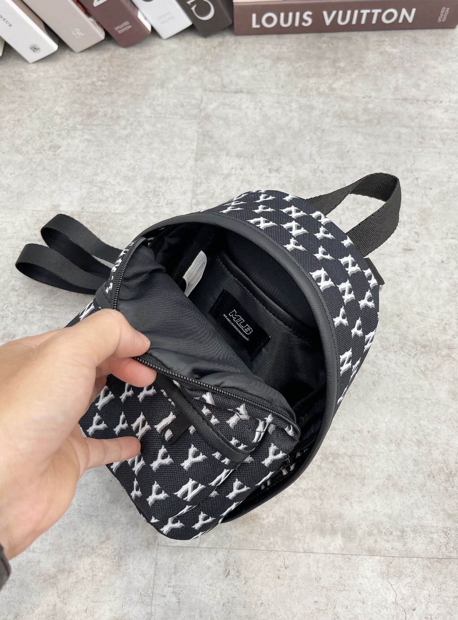 Balo mini MLB NY logo thêu họa tiết monogram