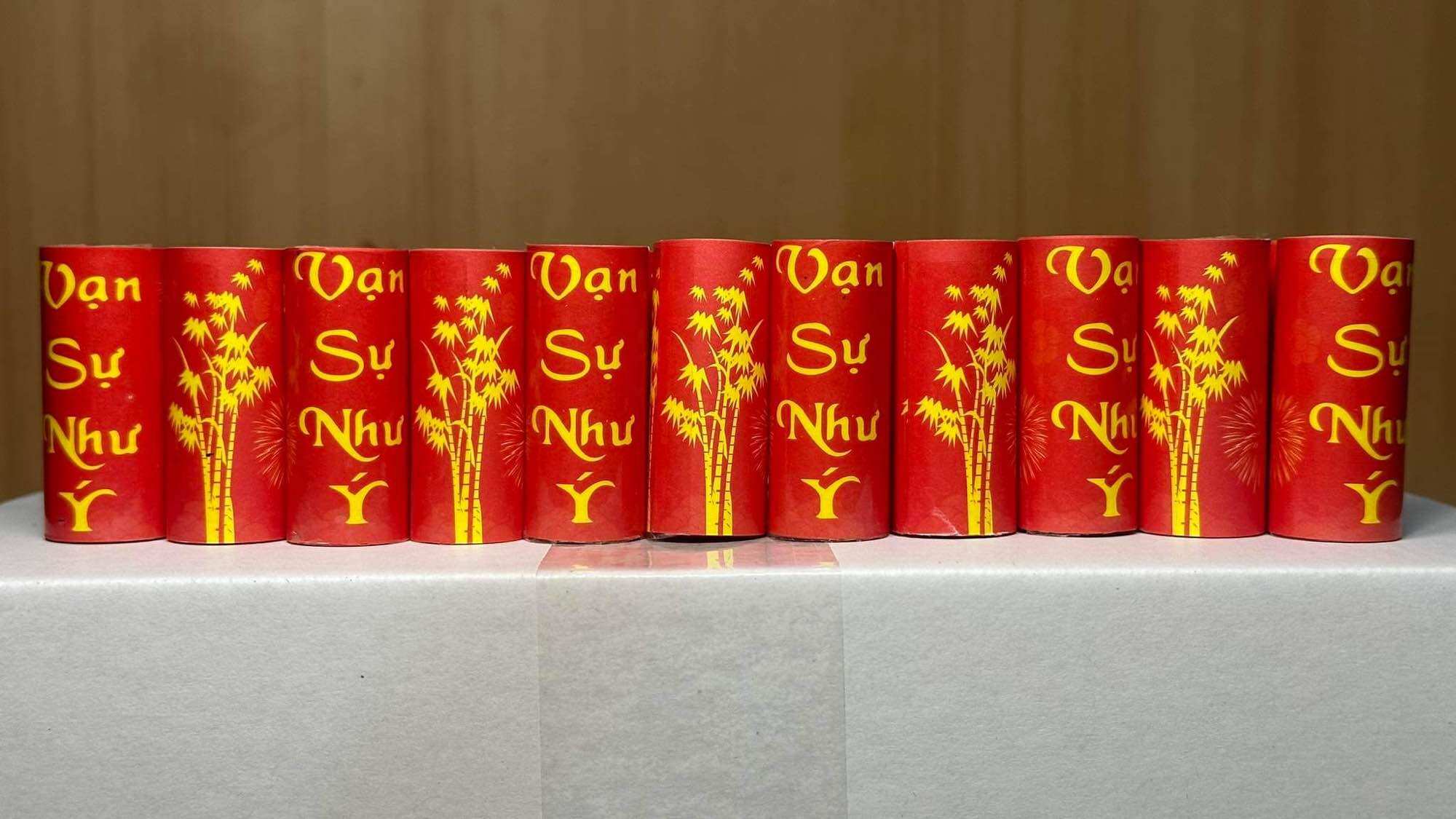 50 cuộn giấy / ống giấy đỏ 2 mặt in hoạ tiết. Định lượng 120gsm