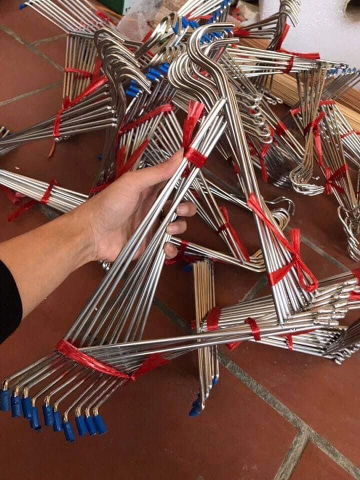 Móc treo tường dùng để treo lồng chim