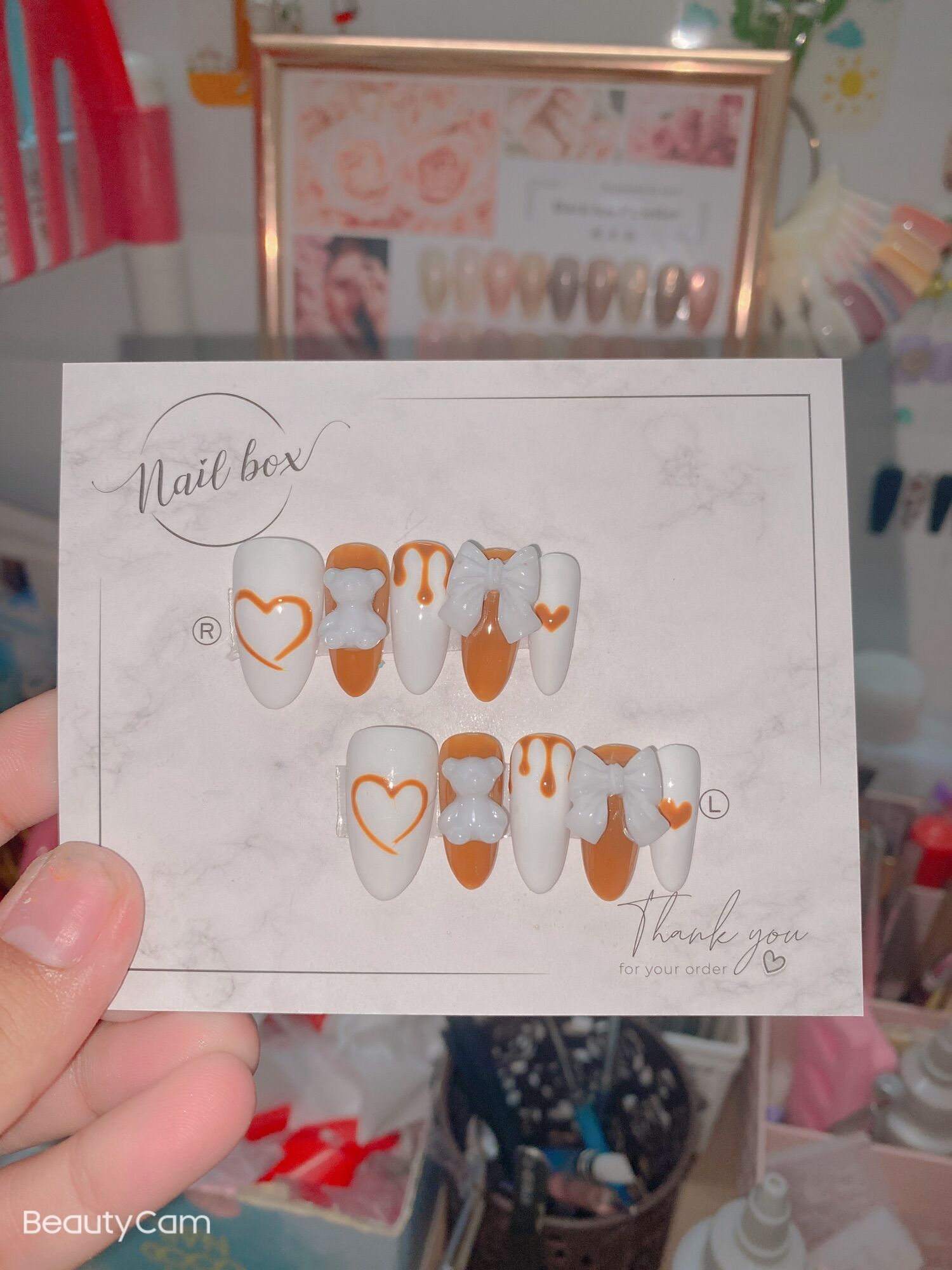 Mẫu nail con gấu đính nơ tone nâu