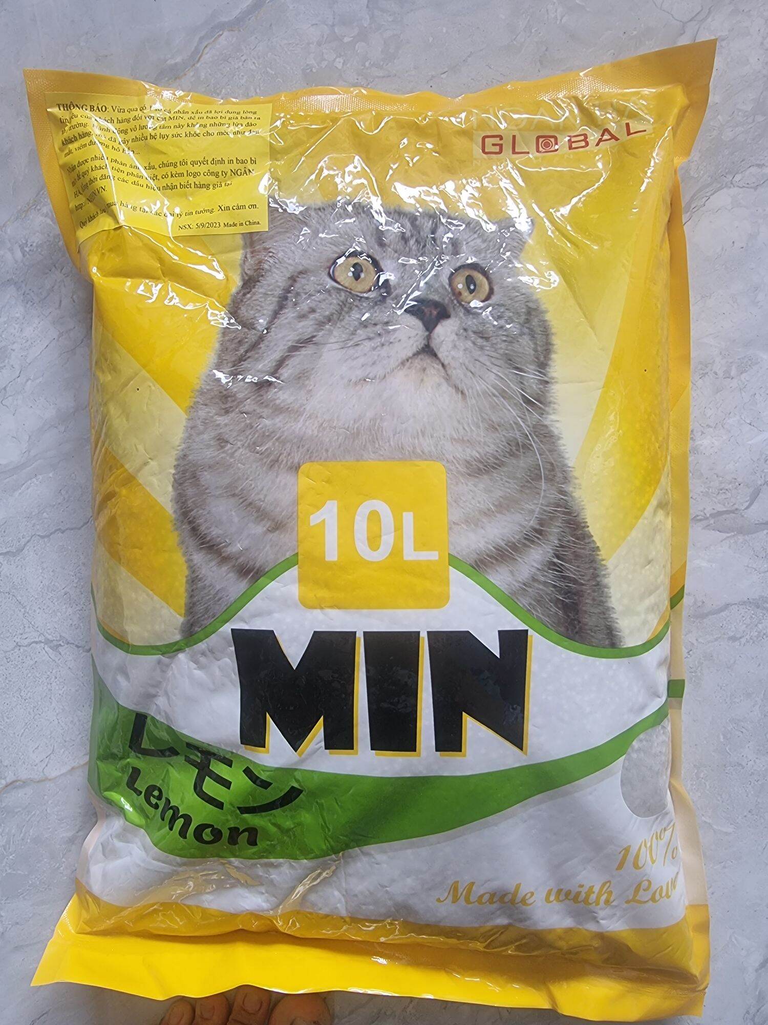 Cát Min lót chuồng cho mèo