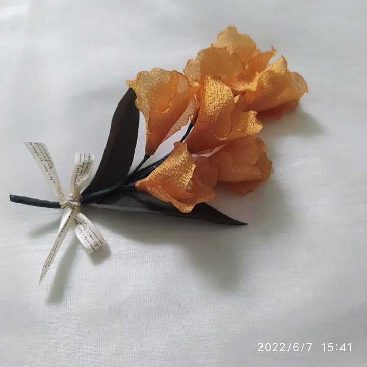 Hoa cài áo handmade Canto màu vàng.