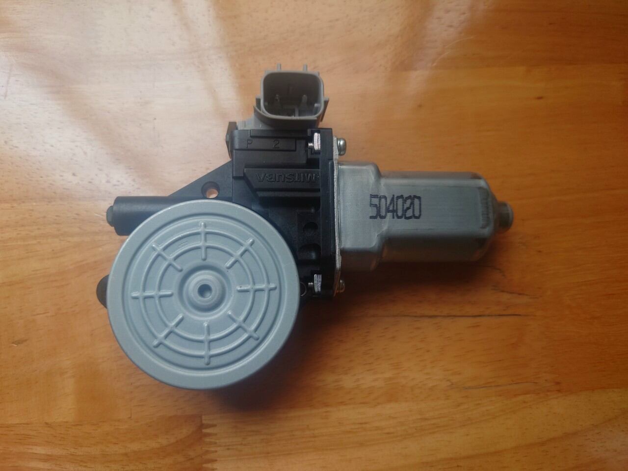 Motor nâng hạ kính isuzu 5 tấn isuzu 3.5 tấn isuzu nmr 1.7 tấn dùng chung cho tất tả xe tải isuzu đầu vuông