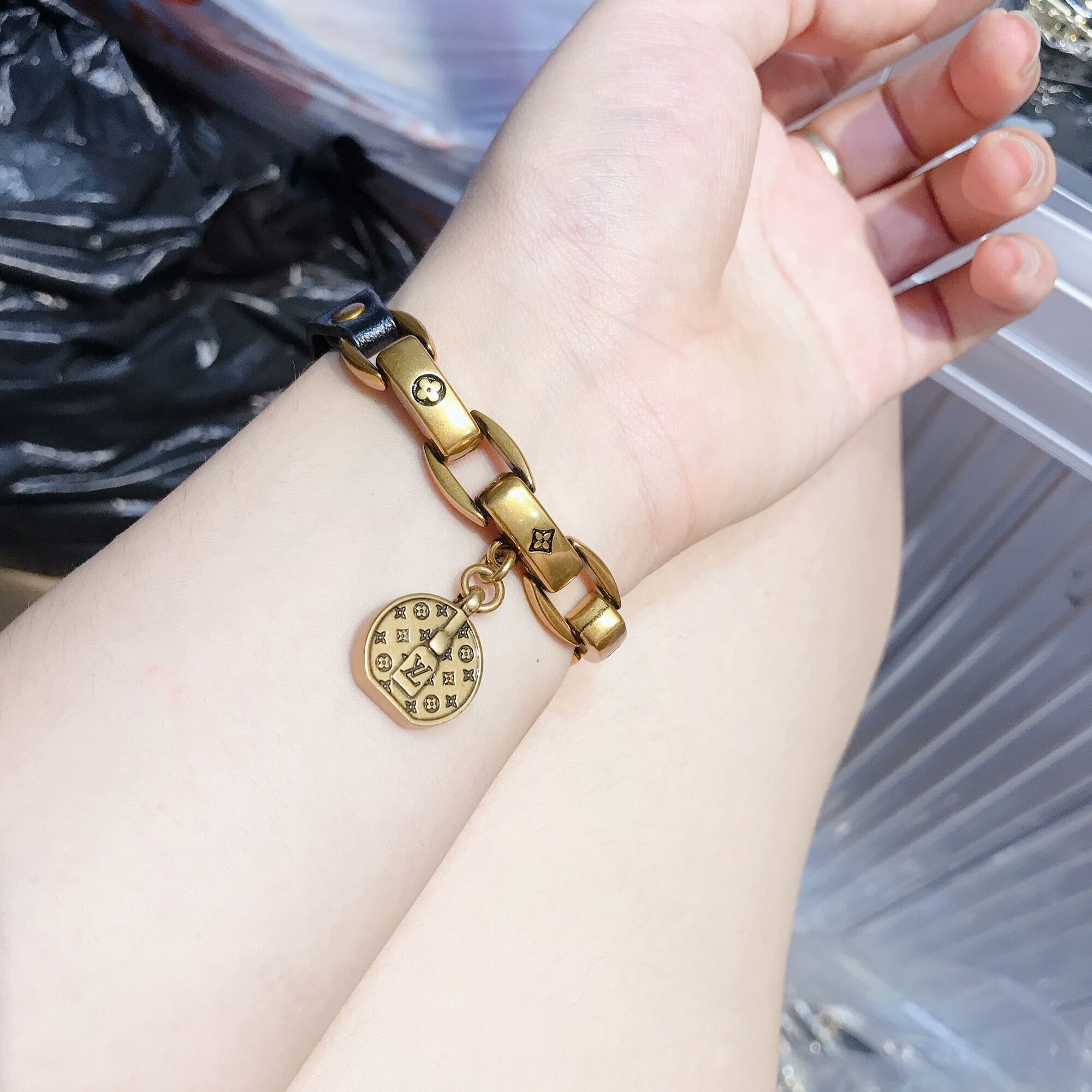 Vòng Tay Da Lv Sang Chảnh Cá Tính Siêu Sang