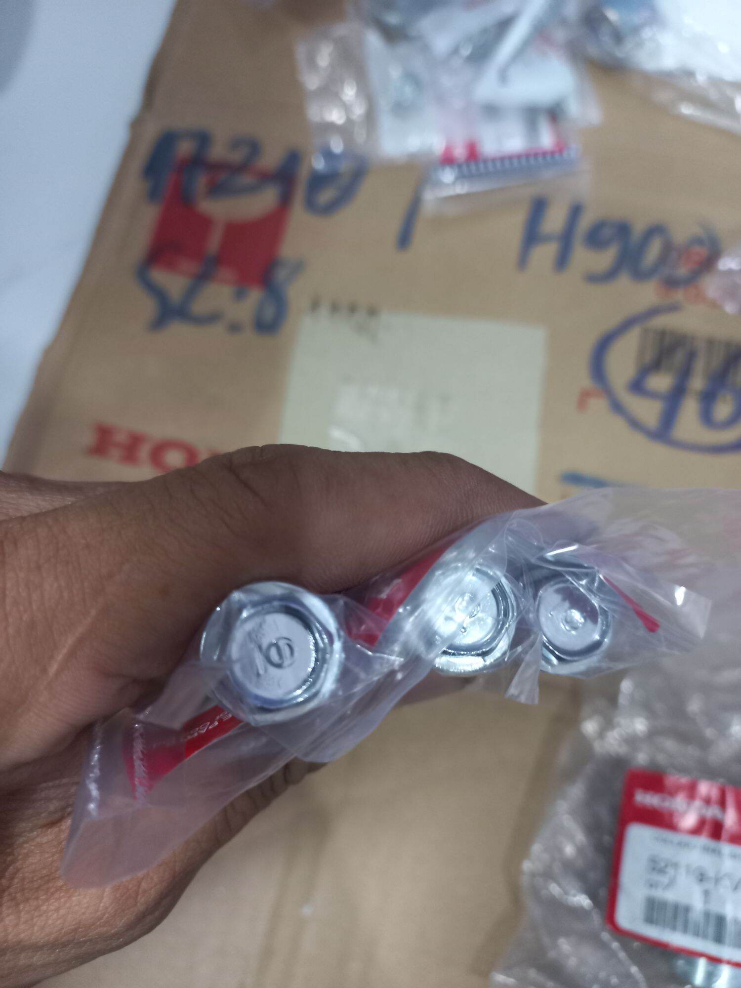 3 ốc bắt pô ab thái : 2 gắn 1 dài