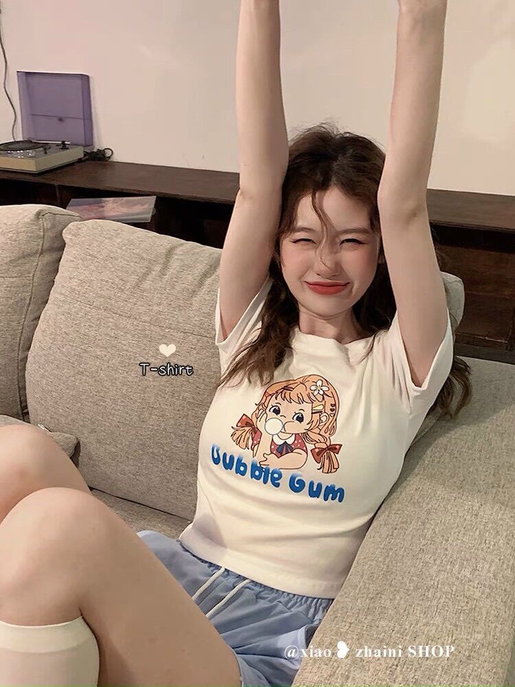 Áo croptop cô bé tóc vàng thổi bóng BG