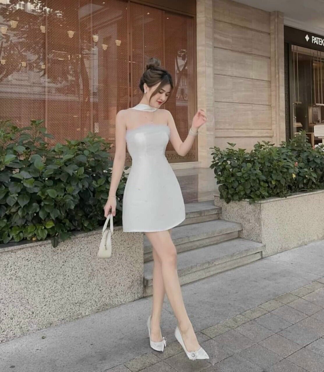 Đầm xoè cúp đính cườm phối lông vũ siêu sang