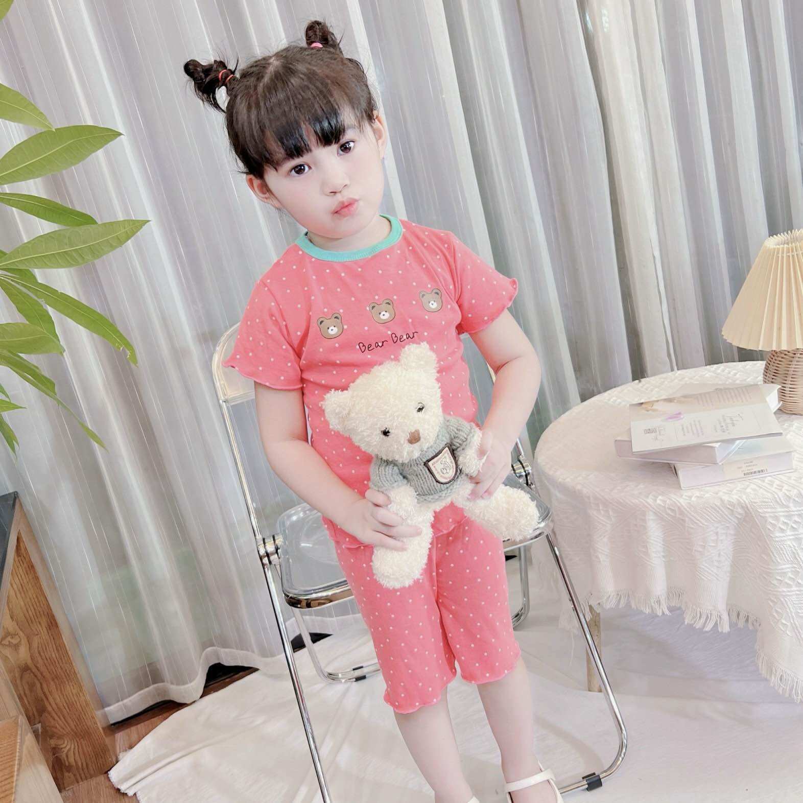 Bộ quần lửng bé gái hình gấu chấm bi