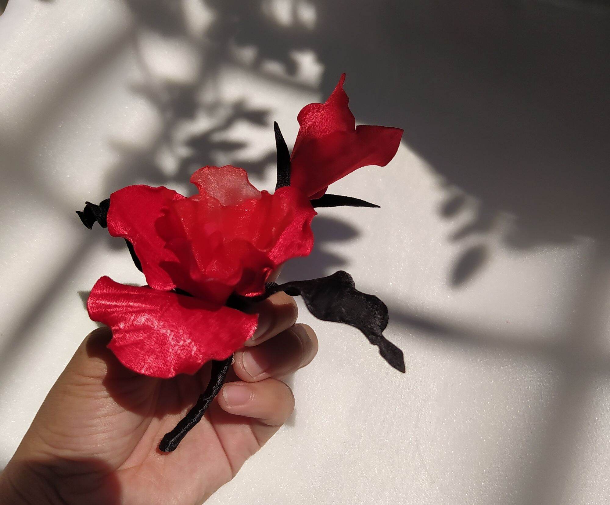 Hoa cài áo handmade Canto màu đỏ đen cao cấp