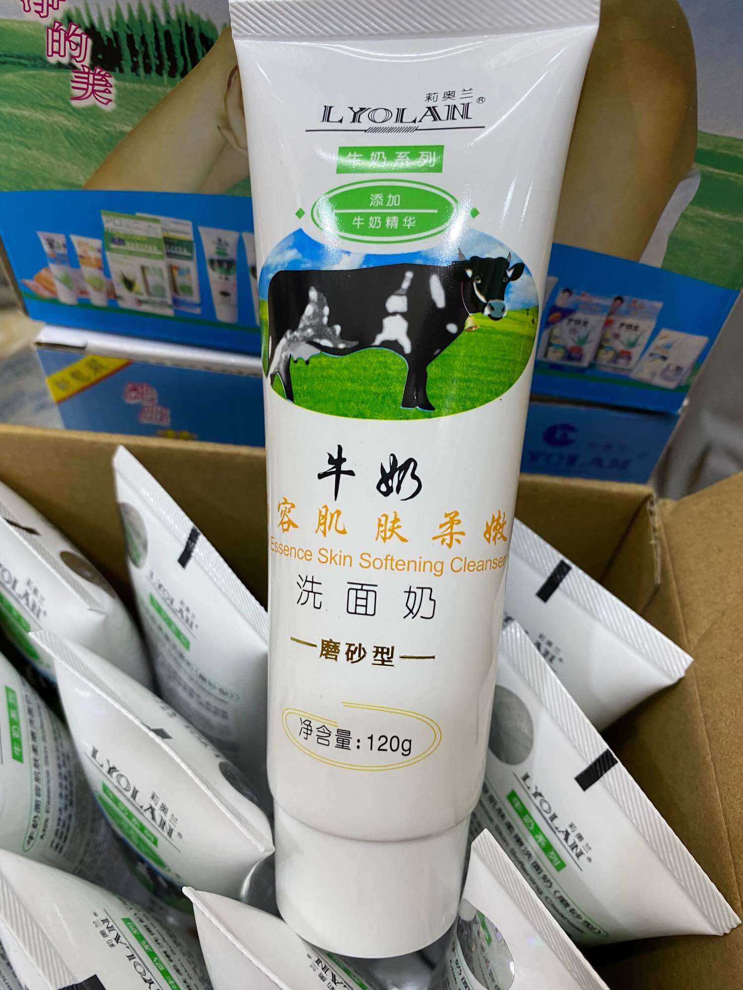Sữa rửa mặt sữa Bò - Dưa leo LYOLAN 120gr
