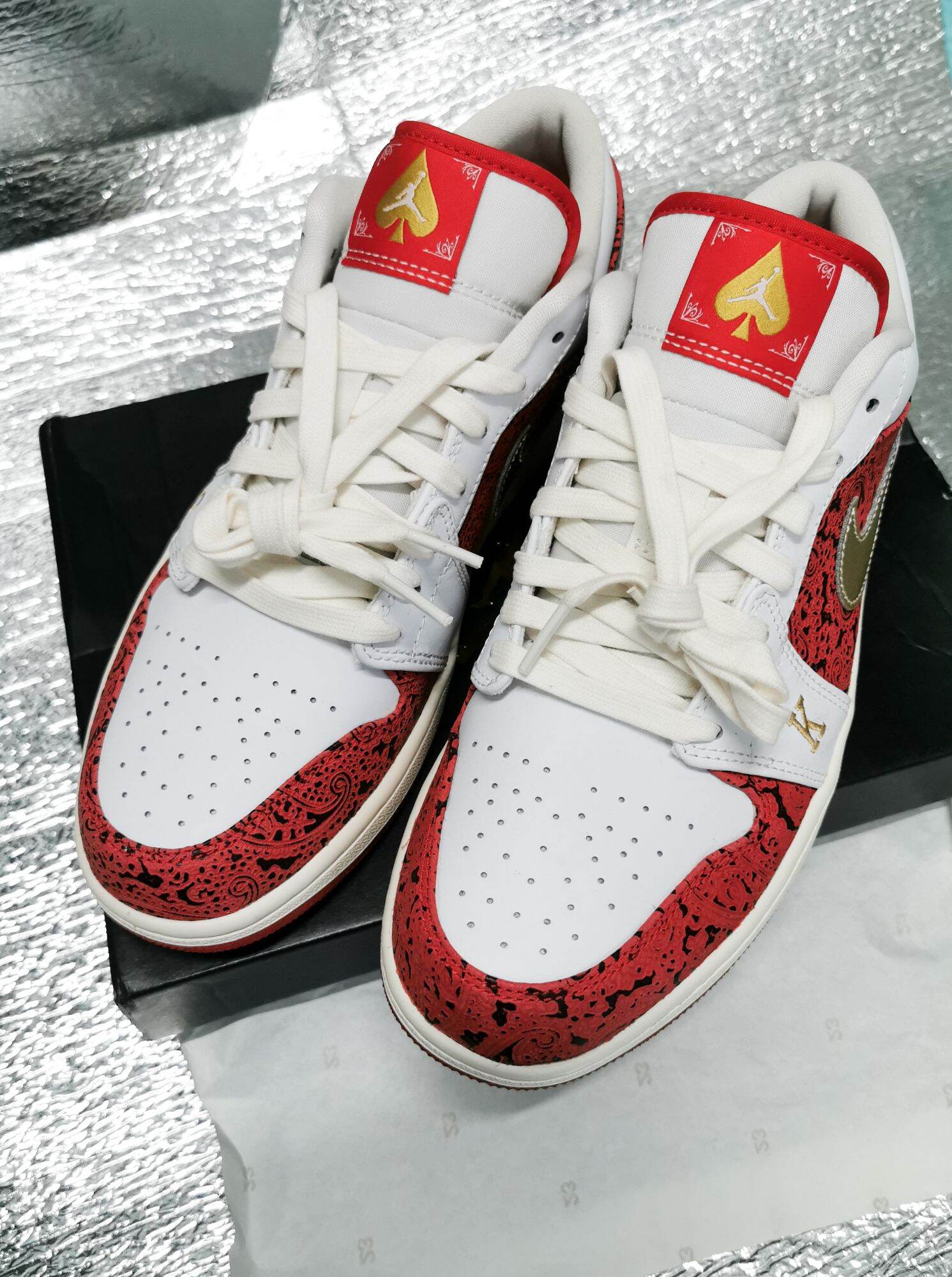 NIKE JORDAN 1 LOW SE 'SPADES' (LIMITED EDITION)