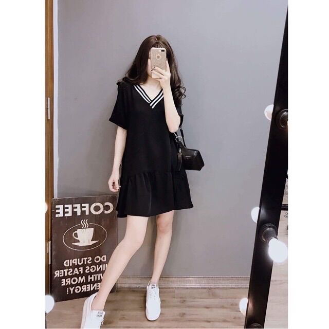 Váy đuôi cá viền cổ