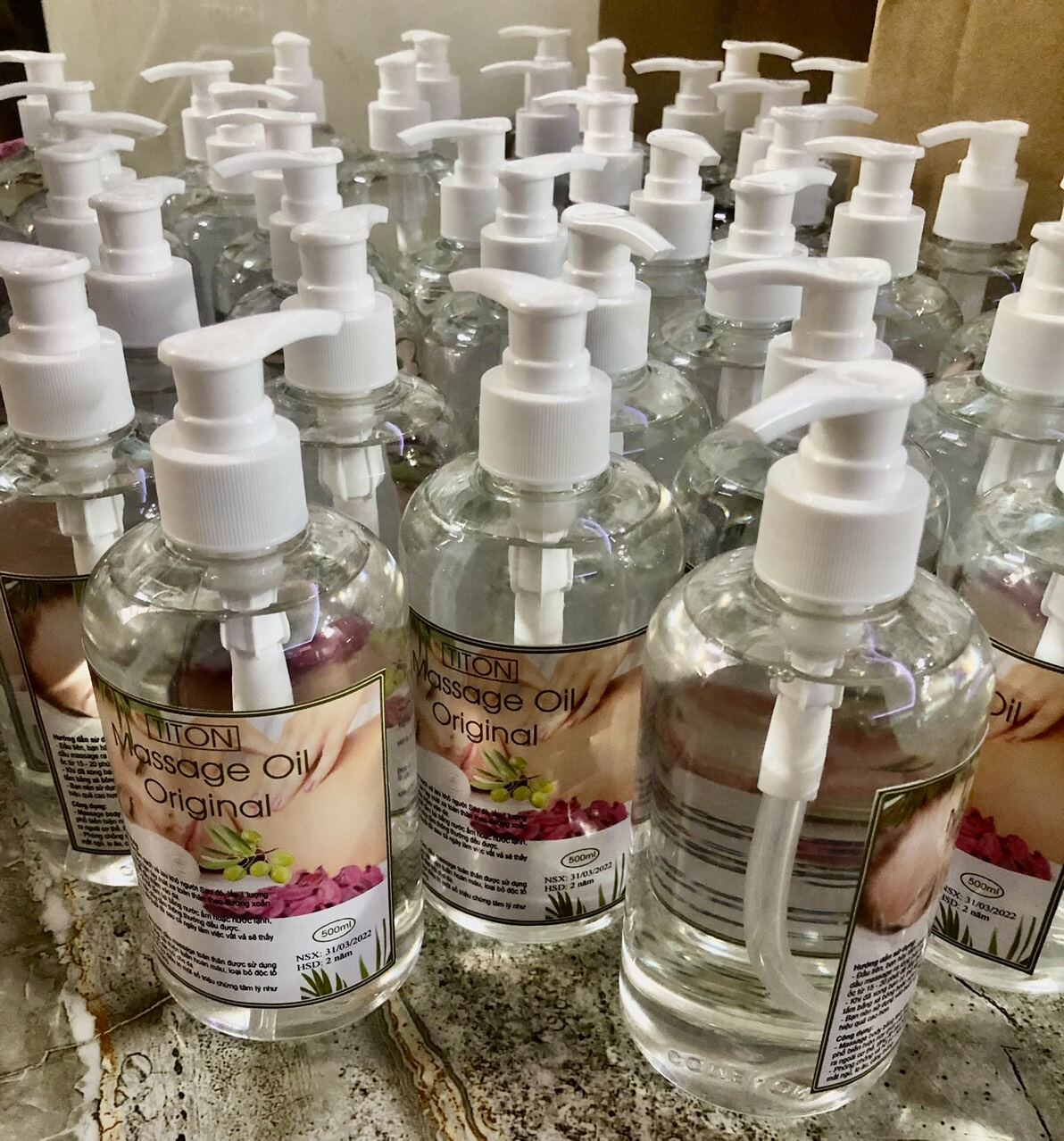 Dầu massage body 500ml vòi nhấn ko mùi, trơn mềm
