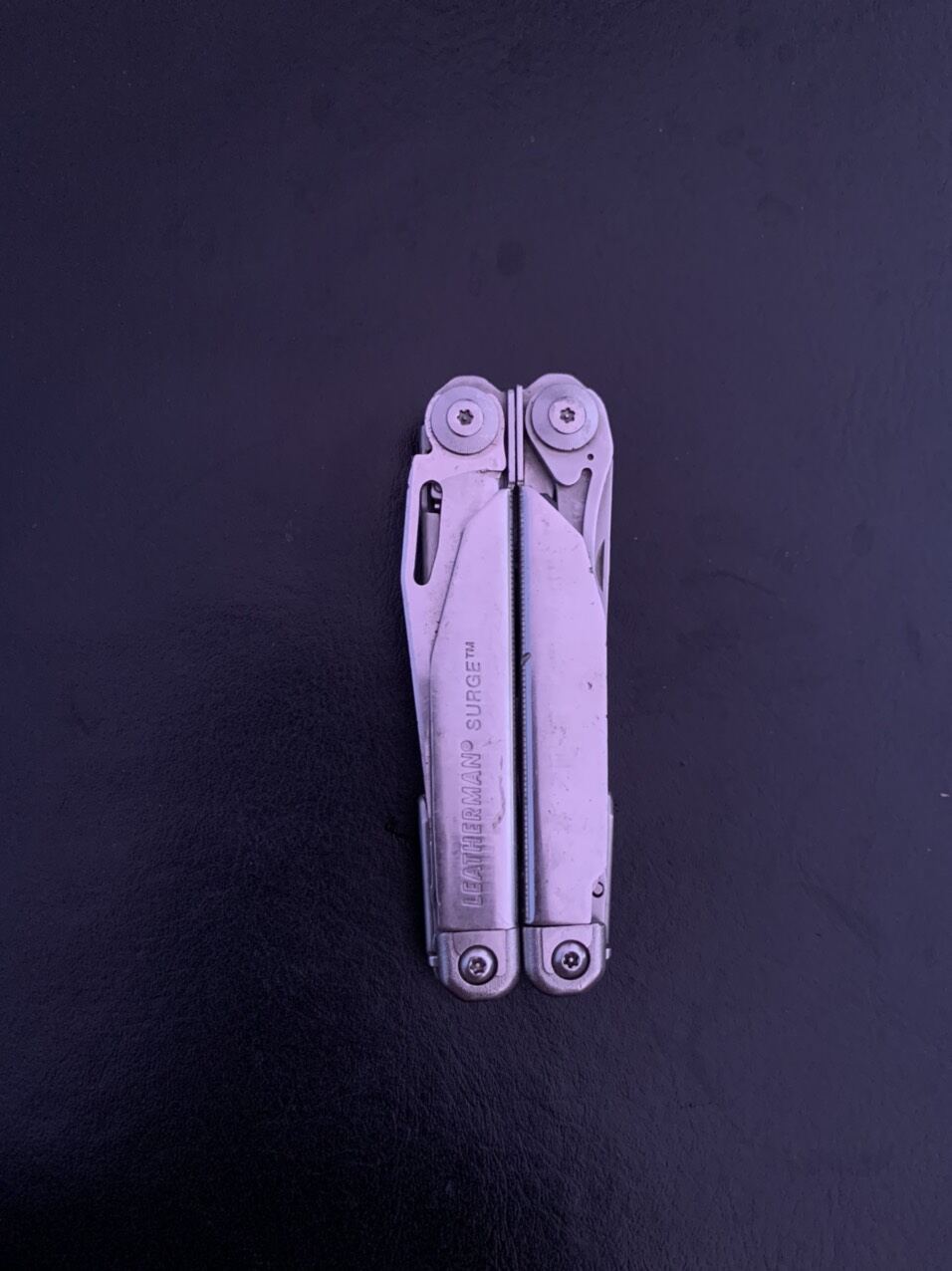 Kìm đa năng leatherman Surge.