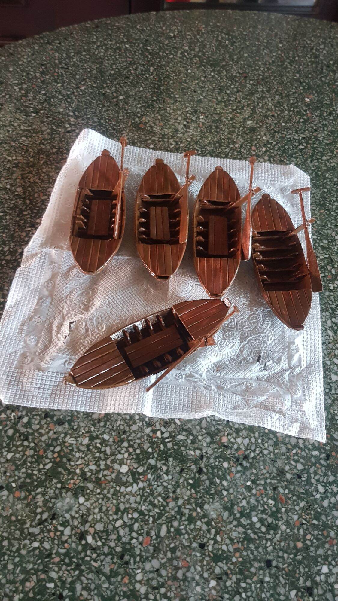 Thuyền gỗ trang trí hồ cá