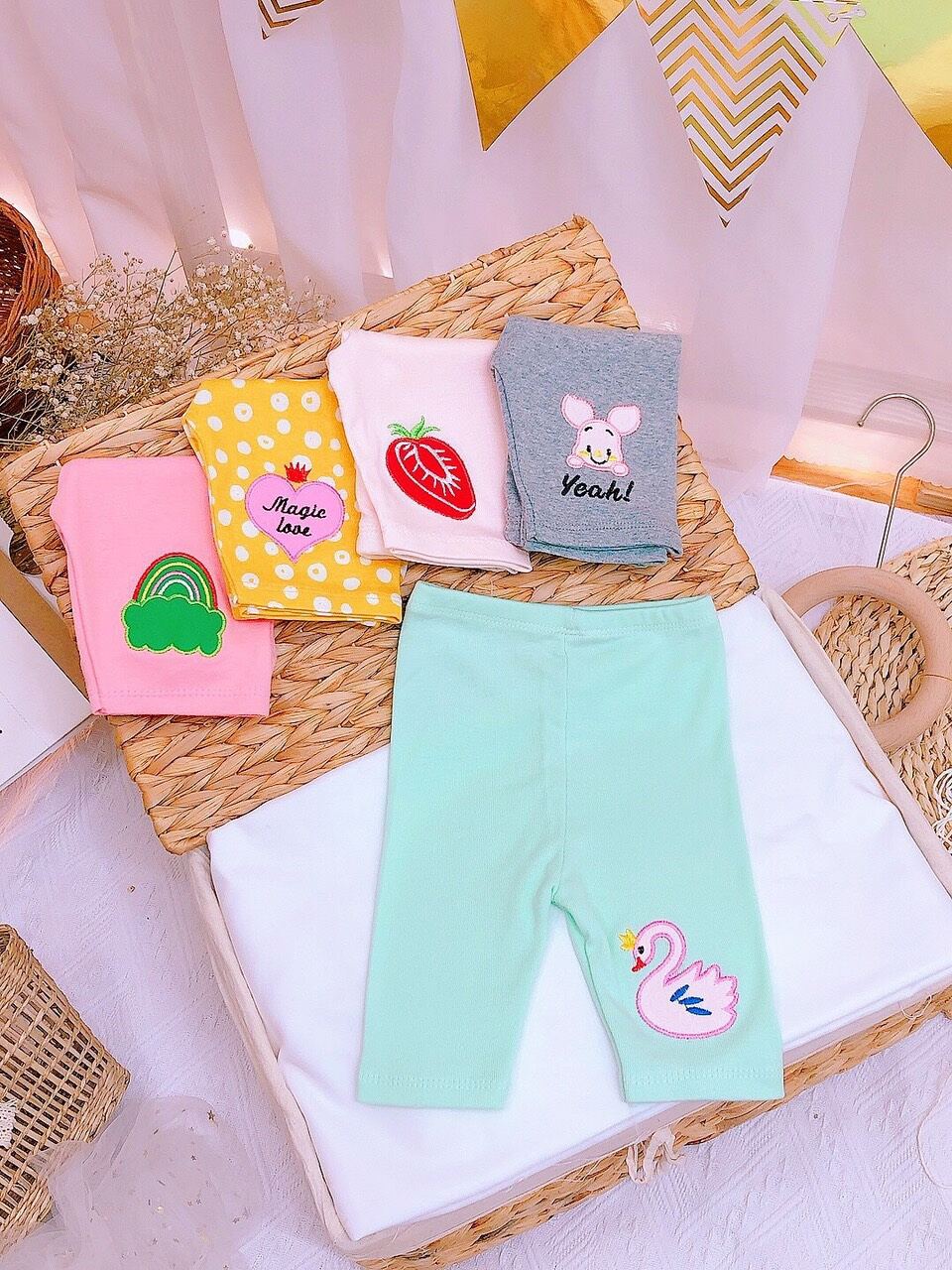Quần legging lửng thêu hình cho bé gái (1 cái)