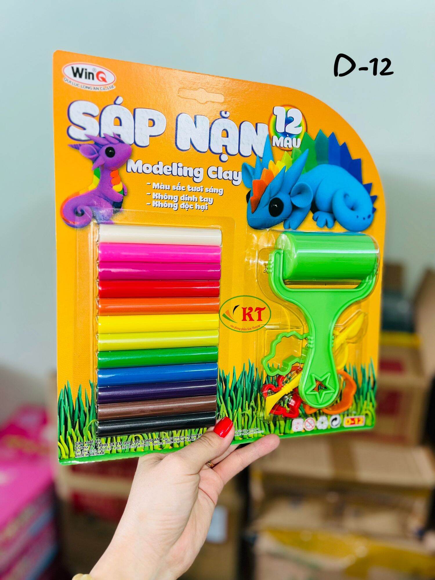 Đất nặn WinQ 12 màu kèm khuôn + cây lăn (mã: D-12)