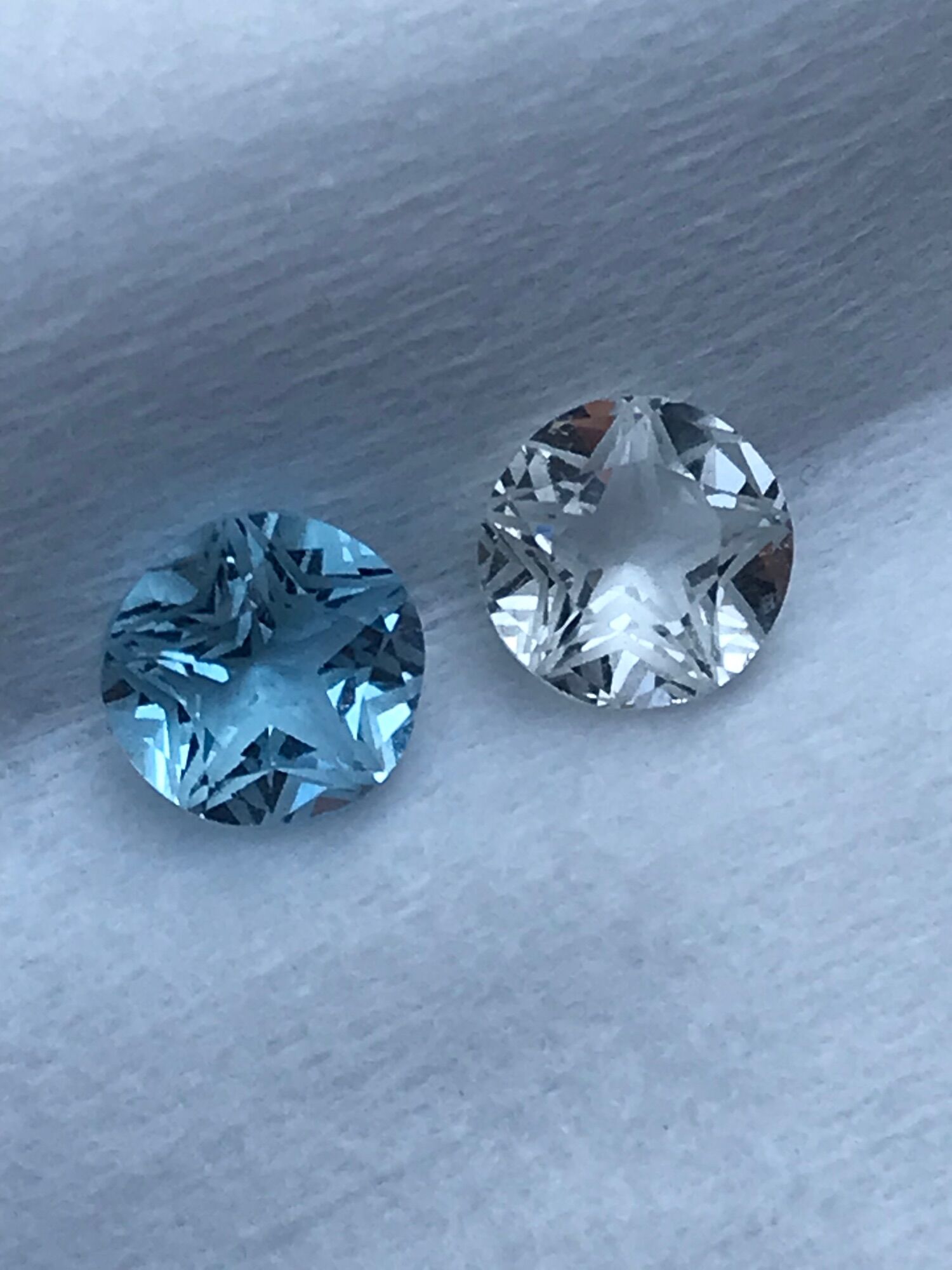 Cặp topaz trắng , xanh (kt 8 mm) cắt ngôi sao lên nhẫn nữ( mệnh thuỷ )