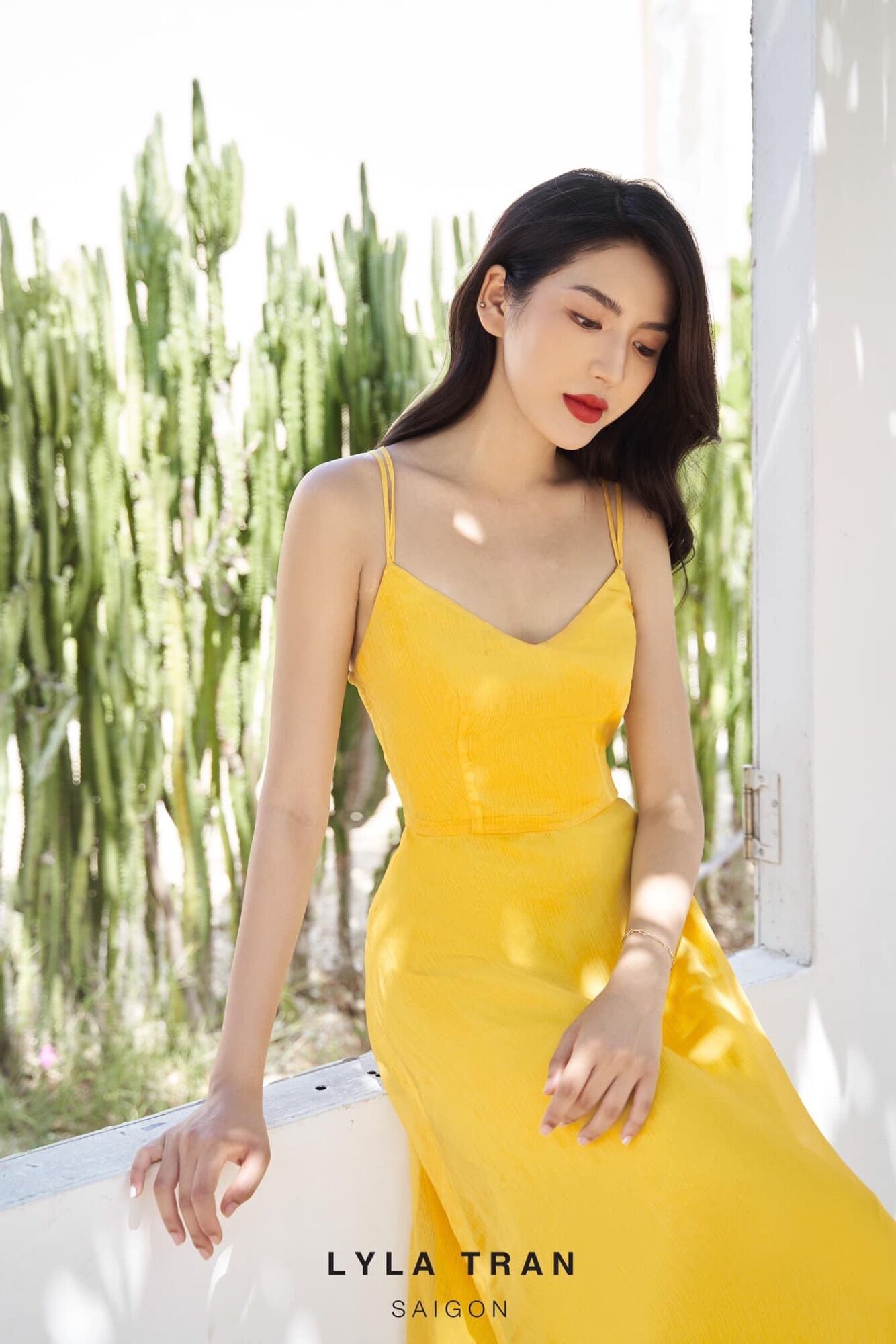 Đầm maxi đi biển vàng/trắng đan dây lưng ôm eo (CELINNE)