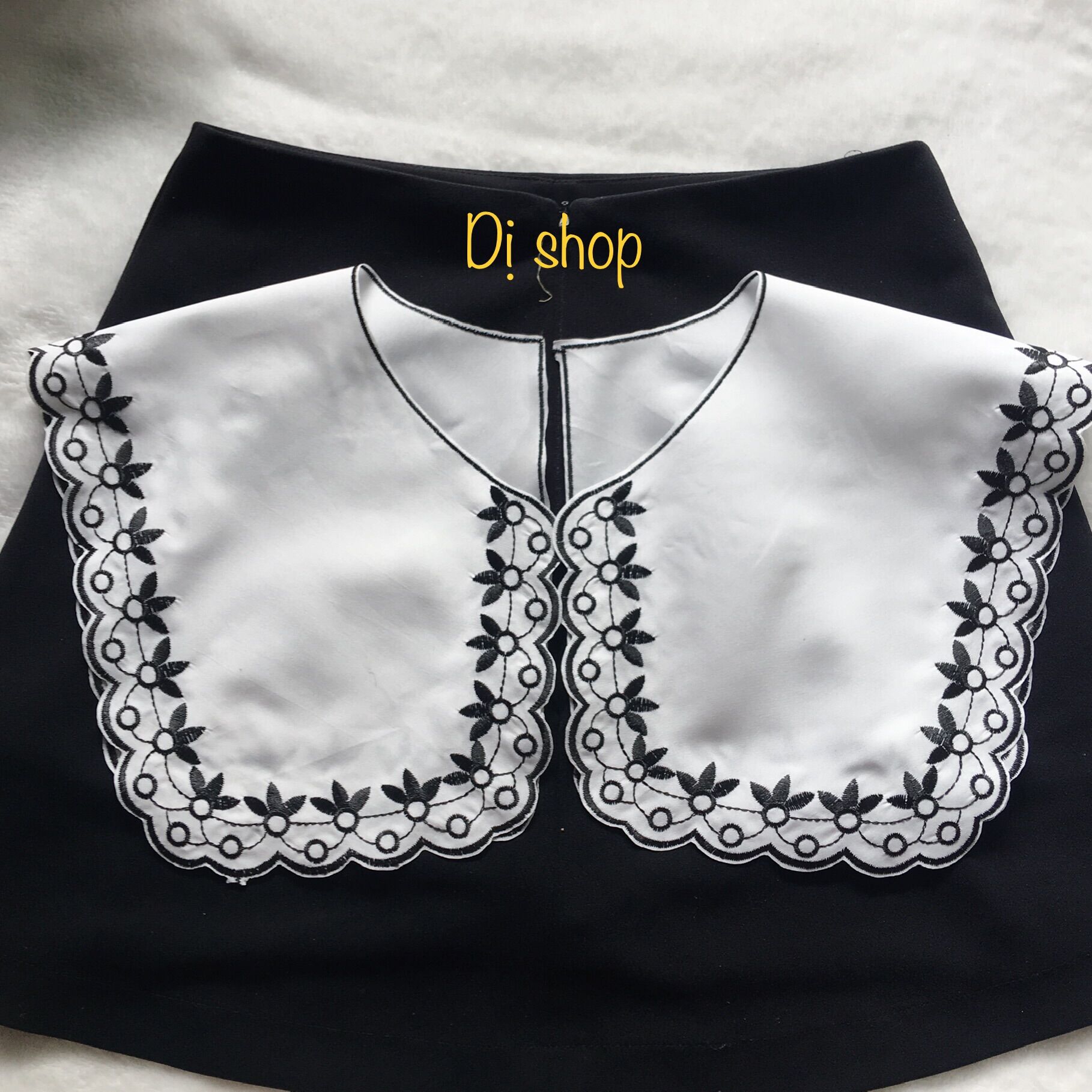 Cổ thêu vuông thêu bản to ( cổ bằng vải kate thêu