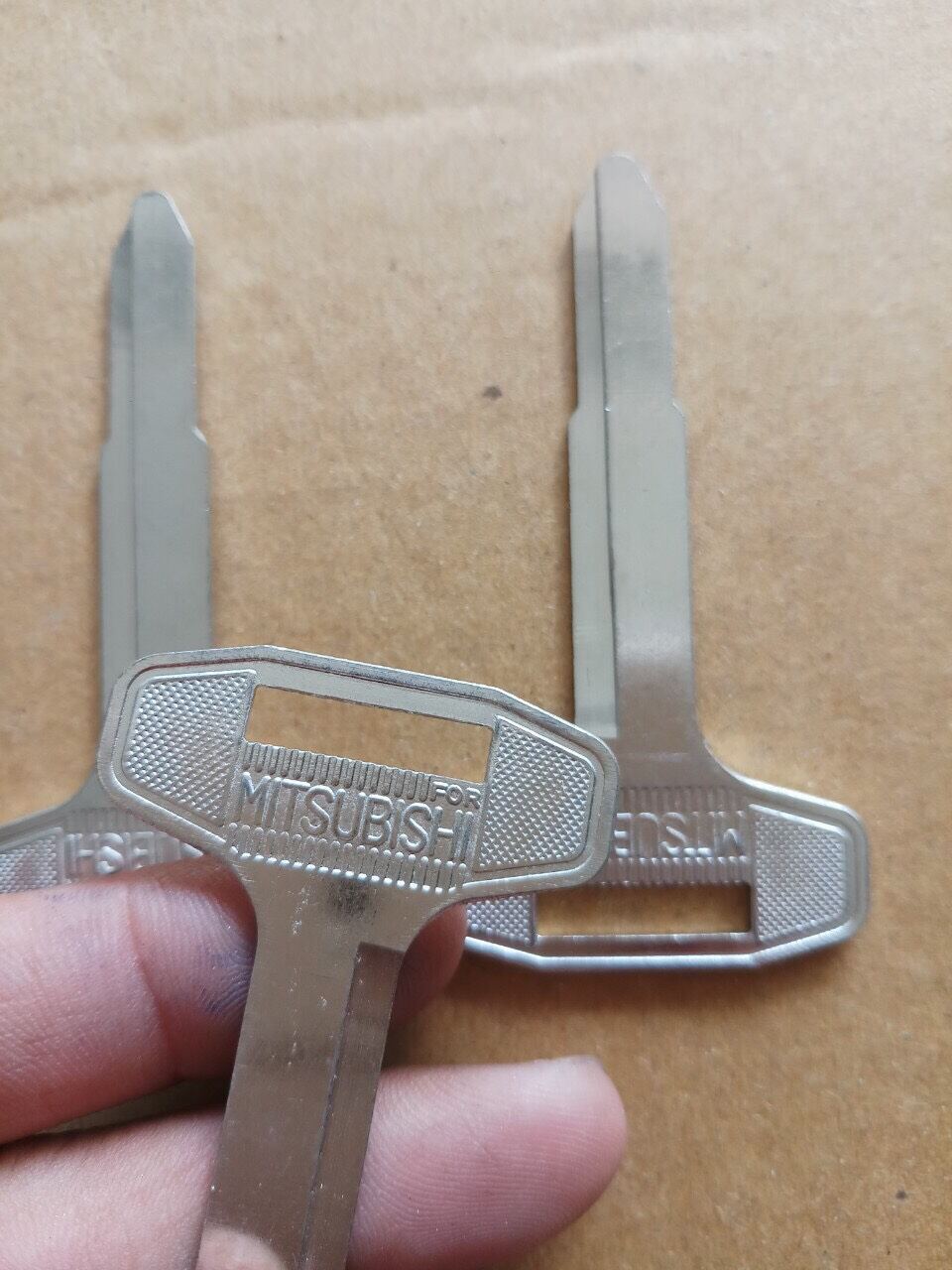 Phôi chìa khoá ô.tô Mitsubishi chuẩn zin ( rảnh trái , combo 3 chìa )