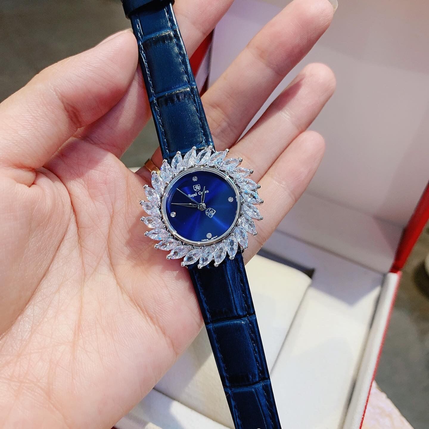 Đồng Hồ Nữ Royal Crown
