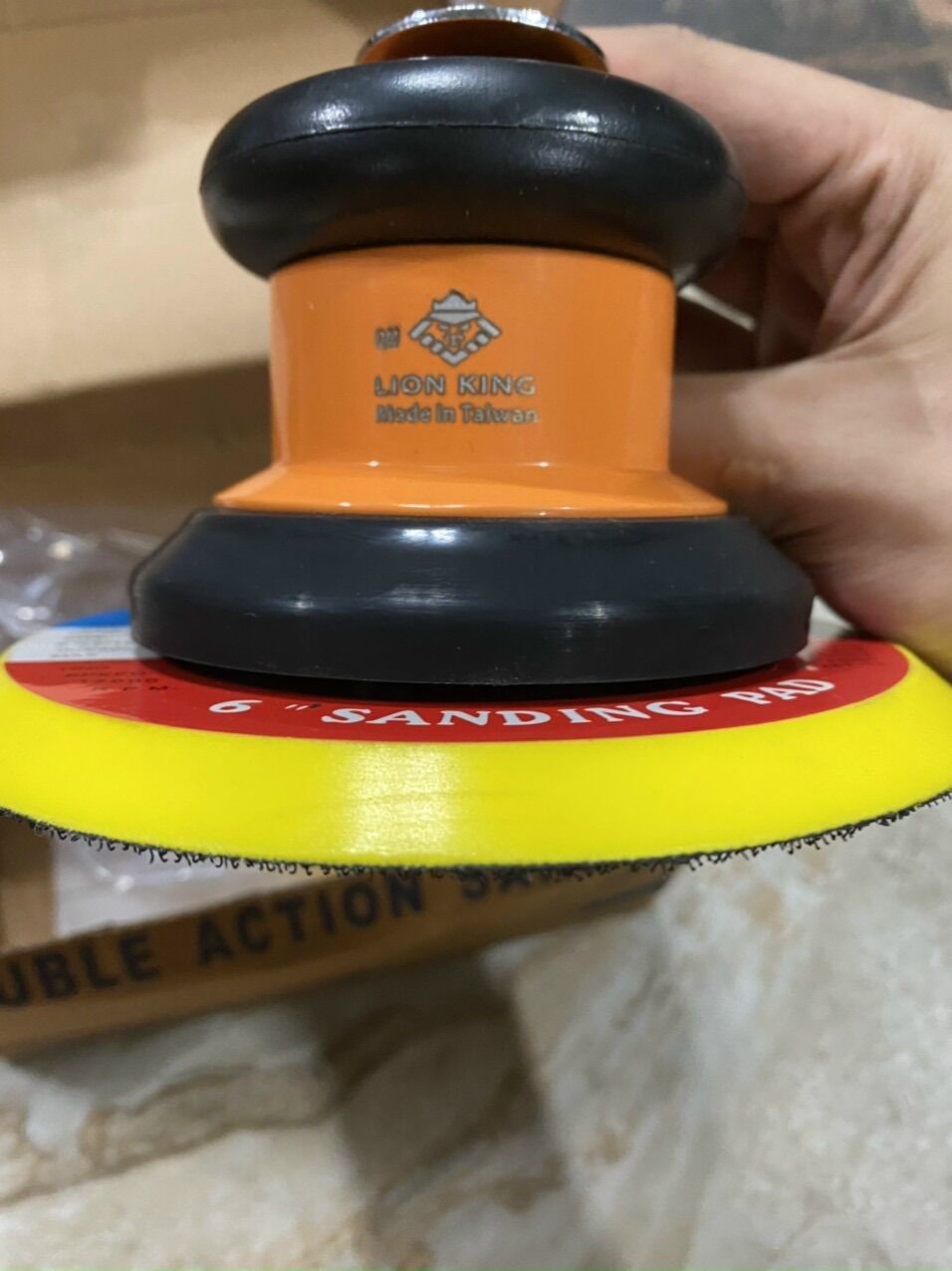 Máy chà nhám hơi Lion King 150mm đế tròn có dây hút bụi