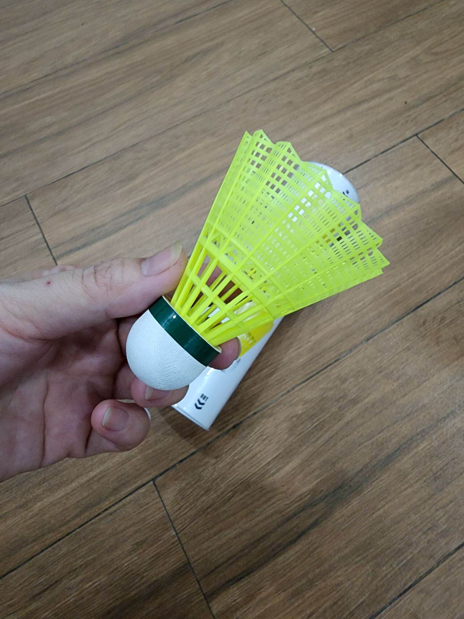Quả cầu lông nhựa FUWIN F - 600 ( Có bán lẻ 1 quả và 1 hộp 6 quả)