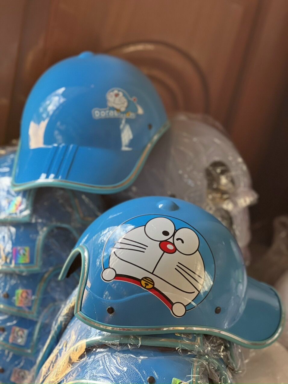 Nón bảo hiểm lưỡi trai hình doremon