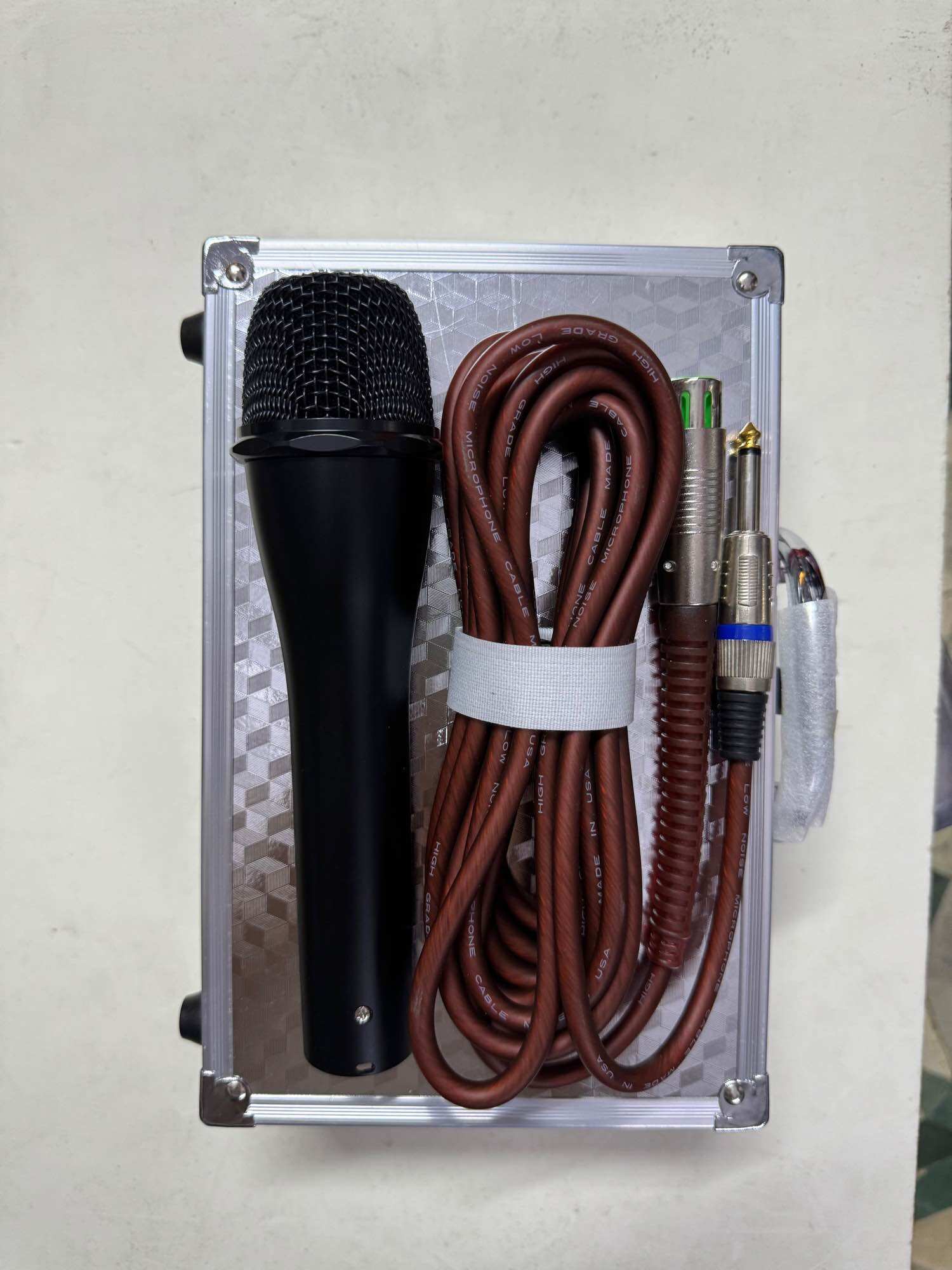 Micro có dây hát Karaoke 838 màu đen,bảo hành đổi mới