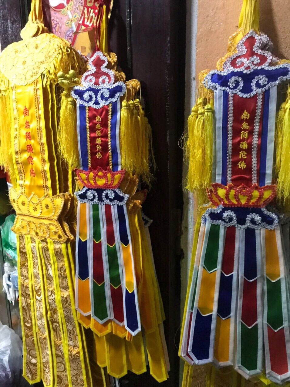 Tràng phan phật giáo, phướn phật bằng vải satanh