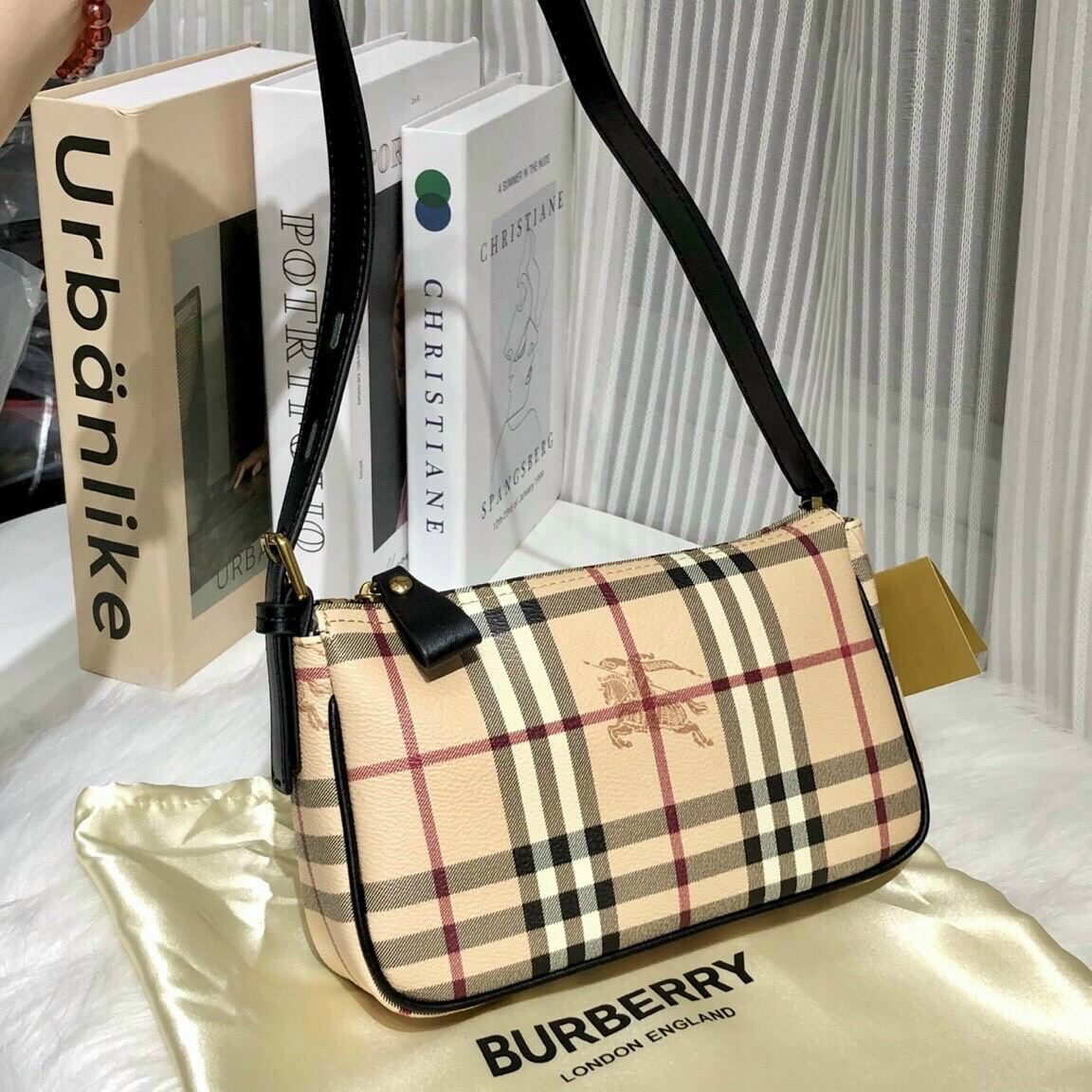 TÚI BURBERRY ĐEO VAI 