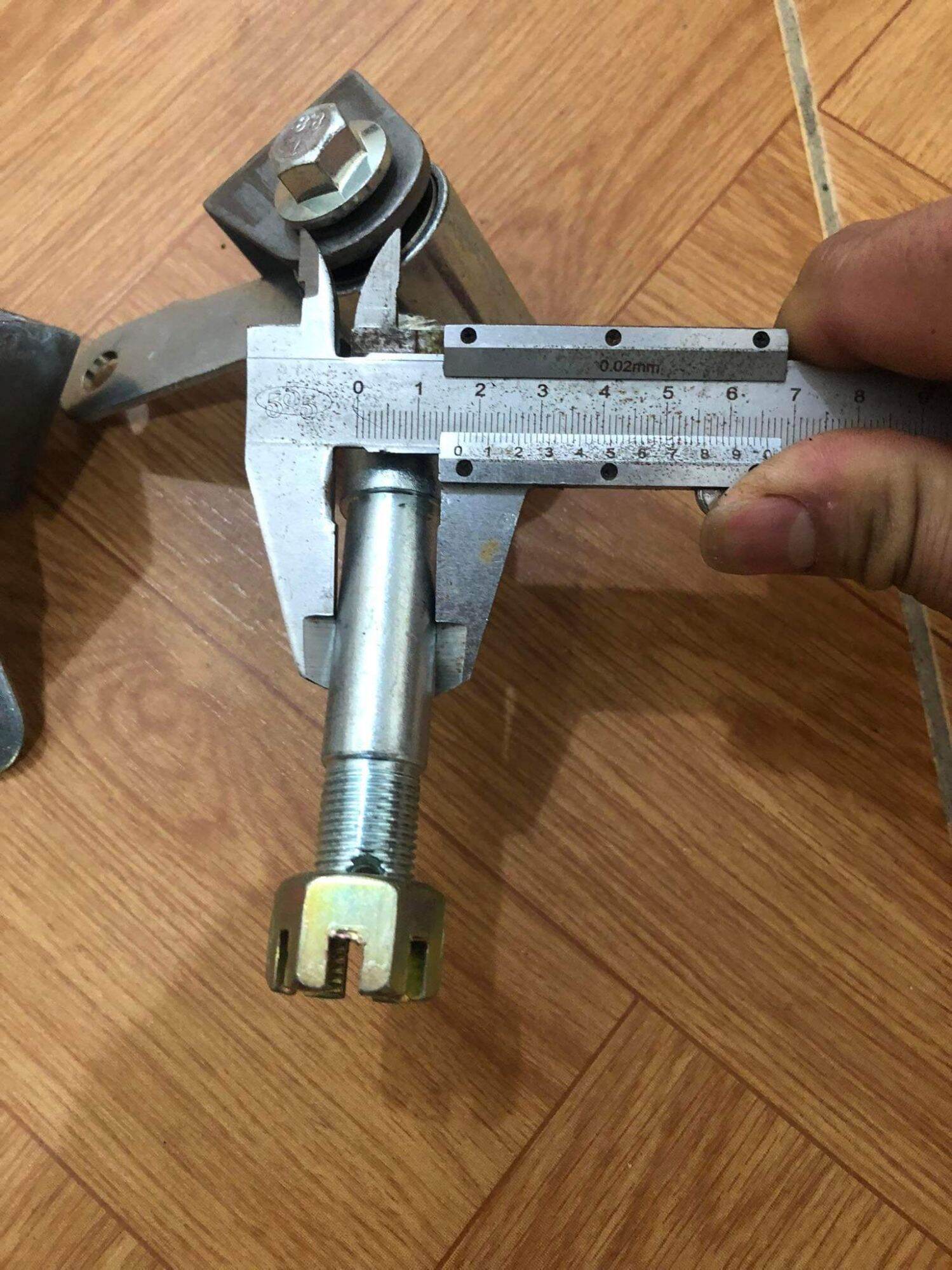 trục lái trước một đôi
