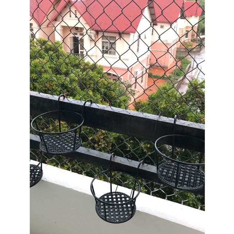 Giỏ sắt treo ban công màu đen sơn tĩnh điện
