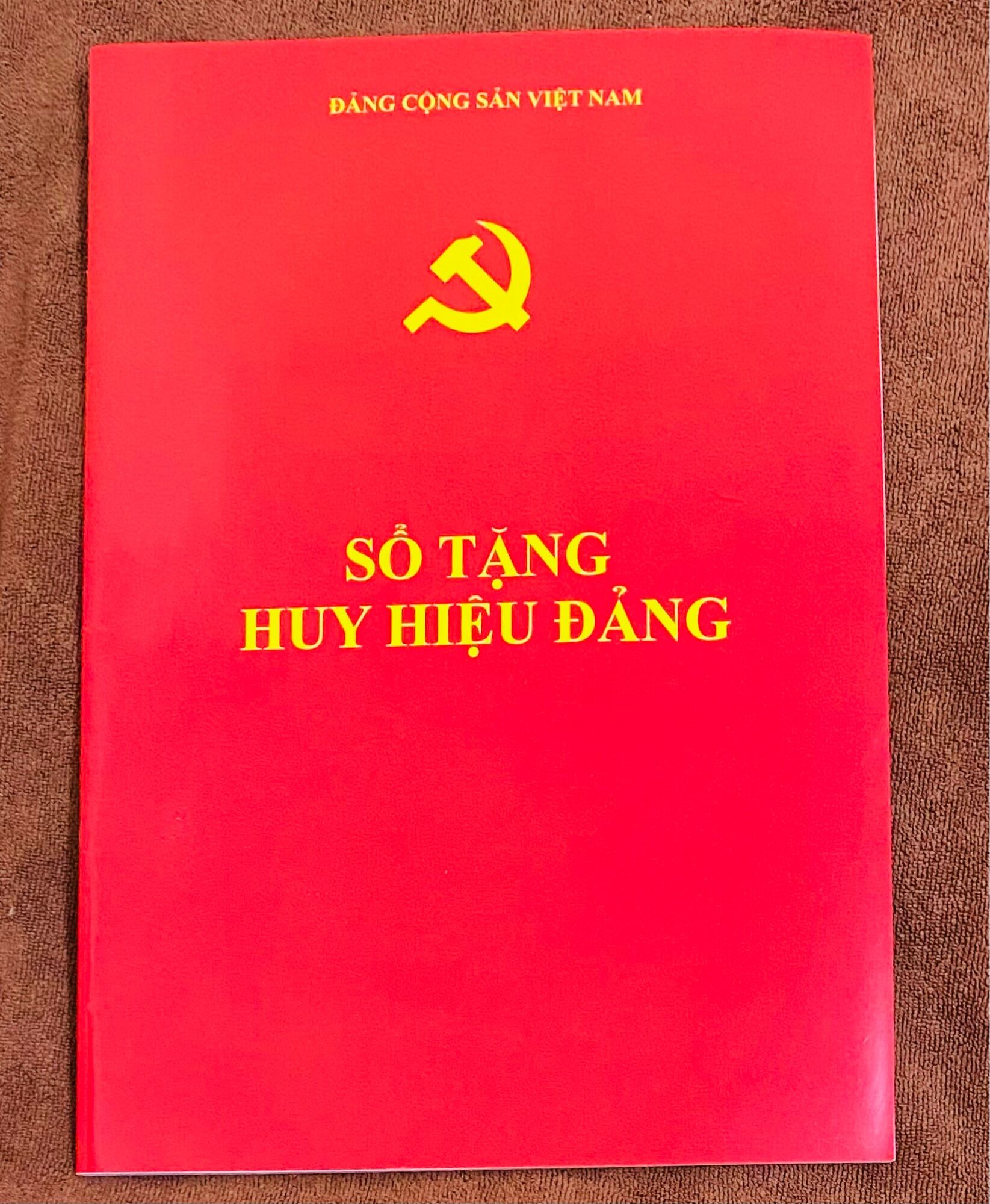 Sổ tặng huy hiệu đảng