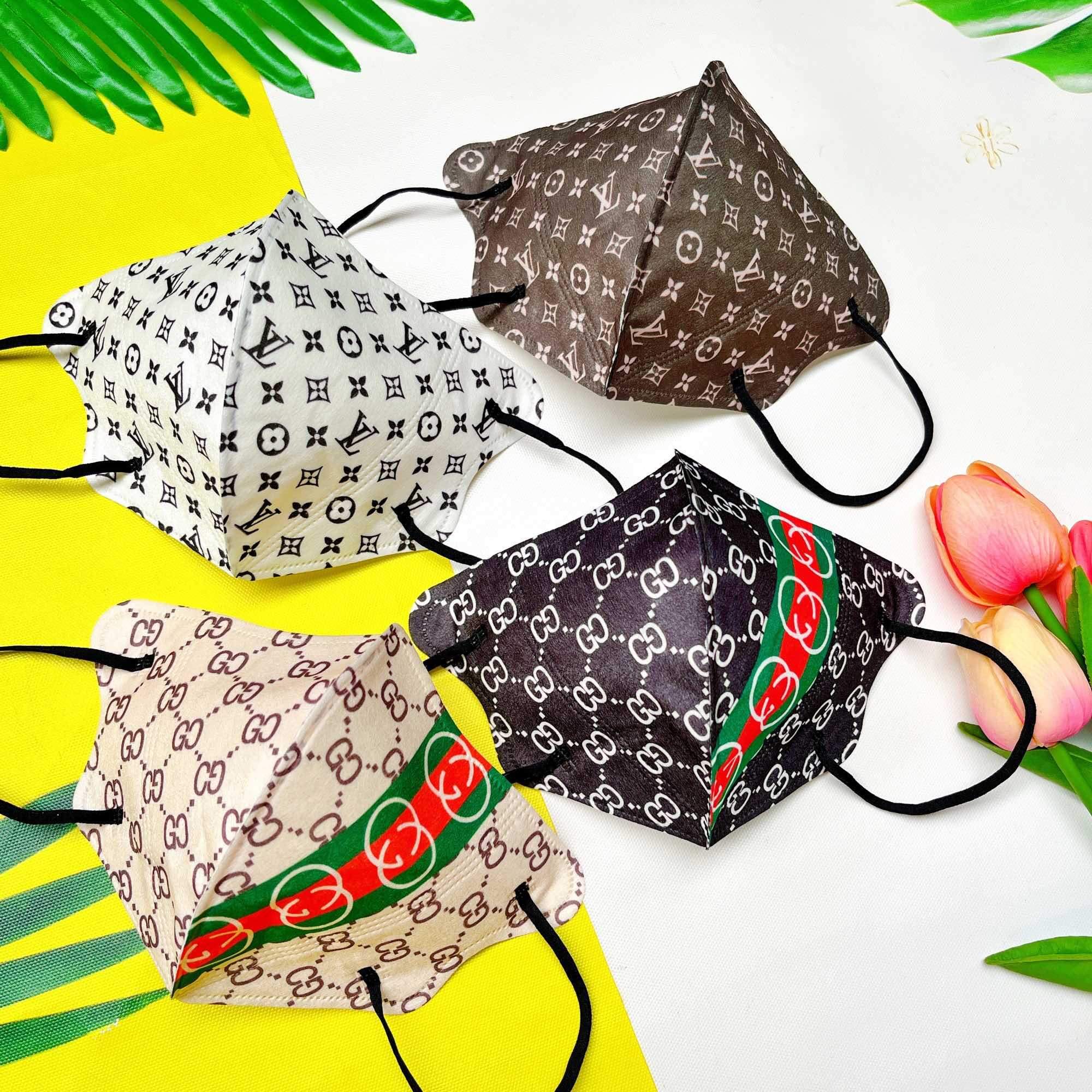 Khẩu Trang 3D Hoạ Tiết In Hình Người Lớn Chất Mỏng Nhẹ