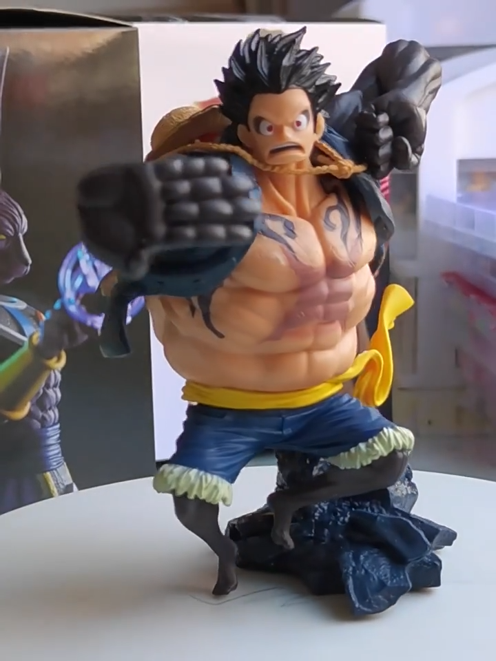 Estátua Monkey D. Luffy: One Piece Haki do Armamento 15cm Post