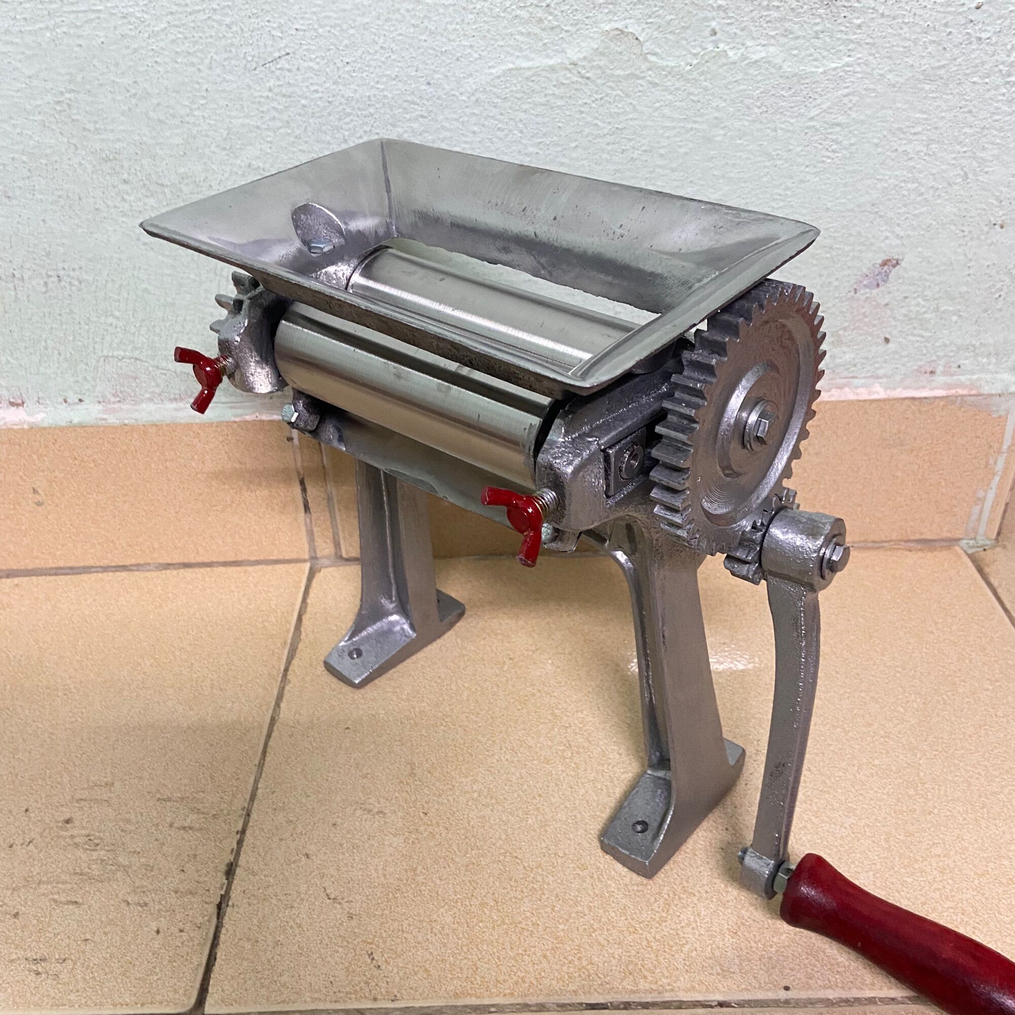 Máy cán ép khô mực nướng trục 15cm - máy cán làm mềm khô mực, máy cán khô cá đa năng bằng tay, máy cán khô bò gia đình, máy cán mực trục inox