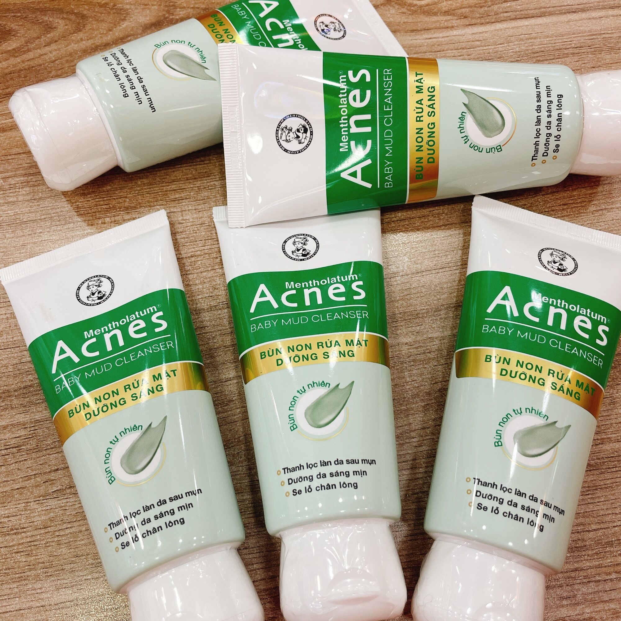 Sữa rửa mặt Acnes bùn non dưỡng sáng da 100g