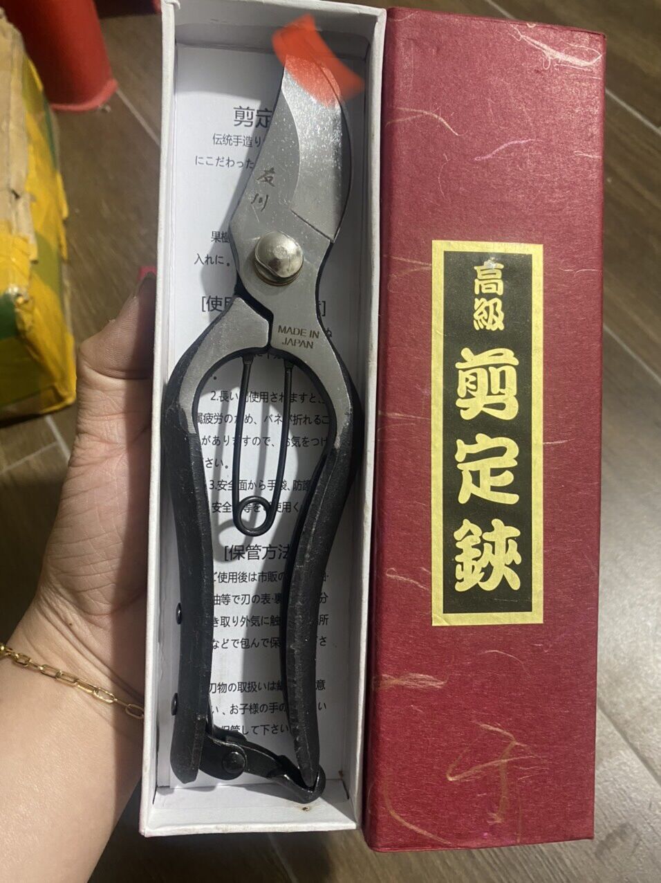 Kéo cắt cành thép đen nhật bãi, có hộp đựng