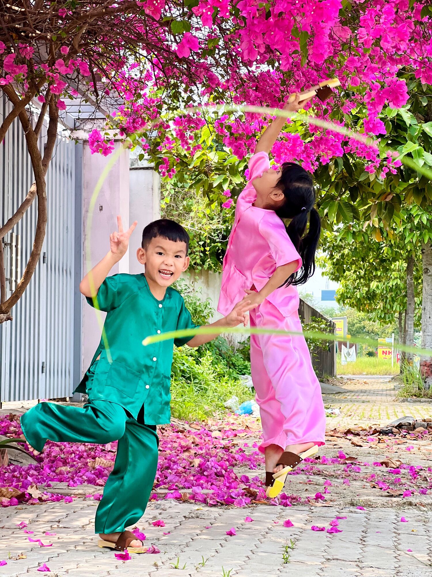 Bộ bà ba trẻ em ngắn tay + tặng khăn rằn