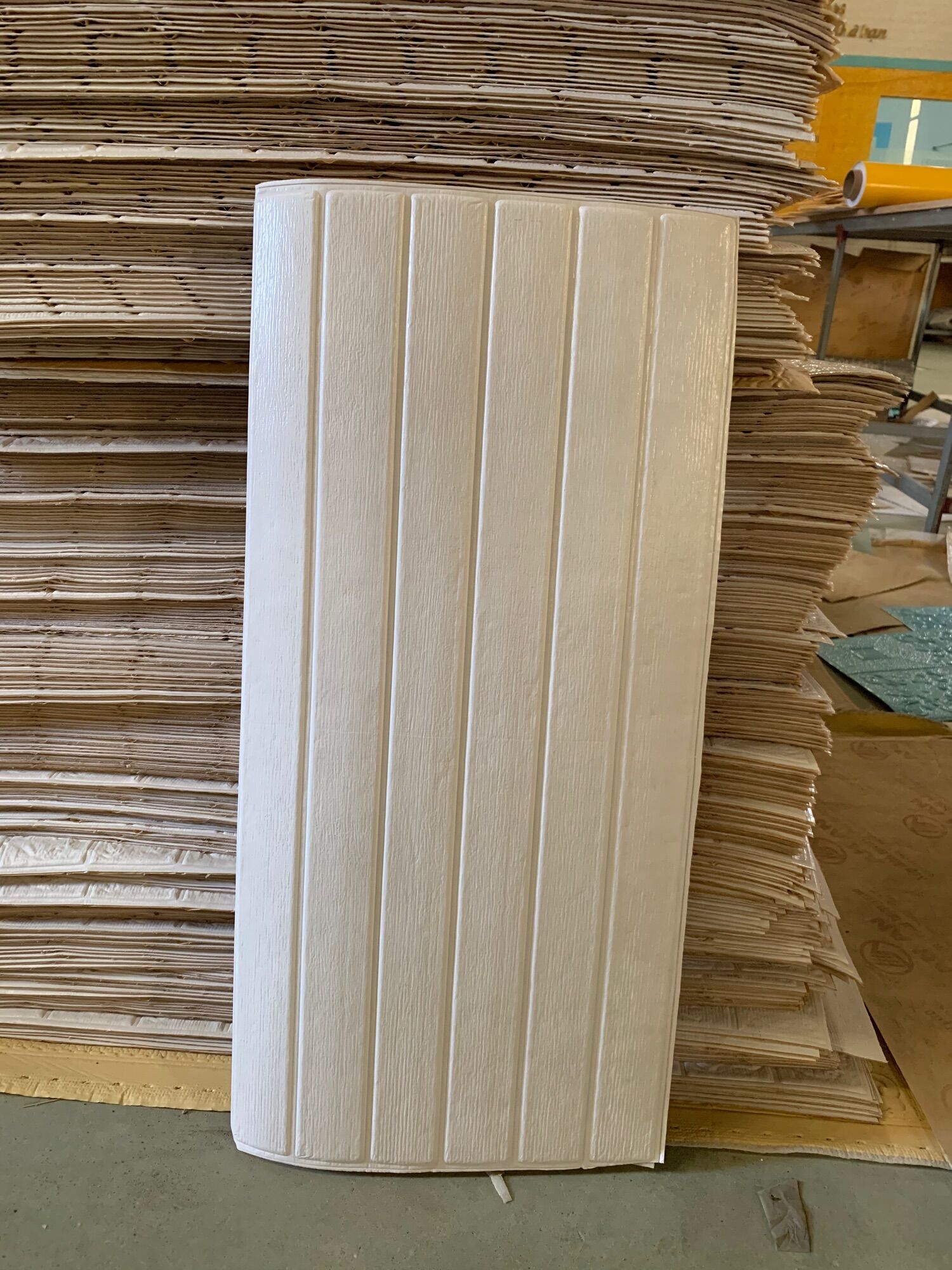 ComBo 10 tấm xốp dán tường lam sóng màu trắng kích thước 34*70cm