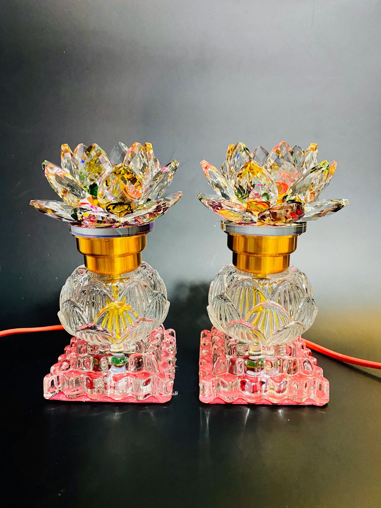 Cặp đèn bàn thờ hoa sen pha lê đổi màu cao 16cm - Thân búp sen pha lê