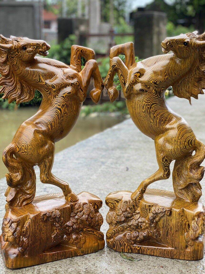 Tượng con ngựa phong thủy bằng gỗ mun đuôi công ,và gỗ hương ,cao 50 ,60